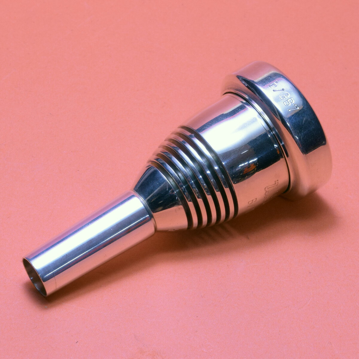 トロンボーン奏者のフランツ・ヴィントハーガー氏がマウスピースを制作しているブランドのチューバ用マウスピース。リム・カップ・シャンクの3つのパーツで構成されており、組み合わせ次第で自分の使いやすいスペックにすることが可能。こちらの商品はリムがGB7、カップがN7、シャンクがM8の組み合わせです。目立つ傷は無く綺麗な状態です。商品ランク:A （美品）保証　：　無し付属品　： 本体のみ　 シリアル　：　無し