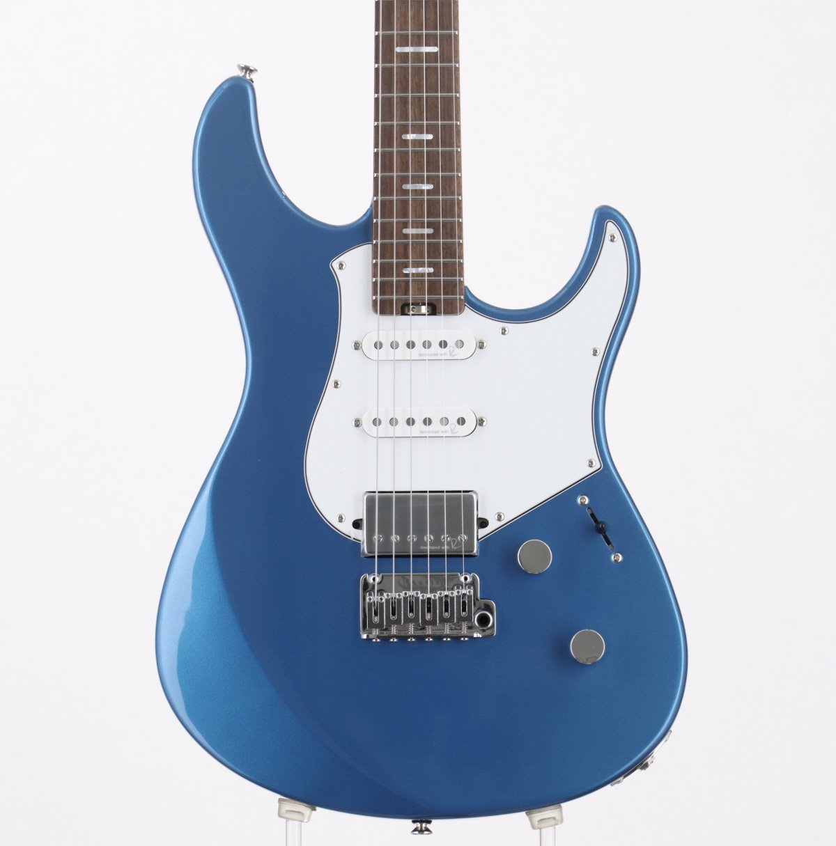 YAMAHAのPACS+12が入荷いたしました!!PACS+12は音響特性を追求した新設計ボディーデザイン、ローズウッド指板、スリムCシェイプメイプルネック、RUPERT NEVE DESIGNS社と共同開発された"Reflectone(リフレクト—ン)"ピックアップを搭載し、バランスの良いクリアなサウンドと優れた演奏性を実現しています。ピックガード上にメーカー出荷時に貼られているフィルムが残っており、フィルムの上からピッキングをした形跡はございますが、全体的にダメージは少なく綺麗な外観を維持しています。入荷後に専門のリペア担当にてチェック・全体調整を行っており、演奏コンディションも良好です。 ※トラスロッド、フレット残り、弦高等の記載がある場合は当社スタッフがセットアップ時に計測したものであり、 気候、湿度等、環境の違いによる影響等で、変化が起こります。数値は購入時の参考としてご利用いただく事を想定しており、 お手元に届いた際に同数値である事をお約束するものではございません。 ※こちらの商品は現物1点限りを、店頭展示を含め複数のモールに同時掲載しております。 売却に伴う商品情報の削除は迅速を心掛けておりますが、必ずしもリアルタイムではございません。 ご注文後に万一売り切れとなっておりました際は、誠に申し訳ございませんがご容赦くださいませ。 製品仕様 商品ランクB＋：多少傷はあるが通常使用する用途において問題なし保証期間12ヶ月シリアルナンバーIJX073008ケースソフトケース付属品アーム重量3.56kgトラスロッド【問題なし】ロッド左右60度まで確認済みにて問題なしフレット残り【問題なし】新品と同等の状態弦高低音弦側12フレット上 2.0mm弦高高音弦側12フレット上 1.5mmセットアップ時の弦ERNIE BALL 2223 / .009-.042 setリペア・メンテナンス箇所クリーニング・弦交換・ロッド調整・オクターブ調整・弦高調整