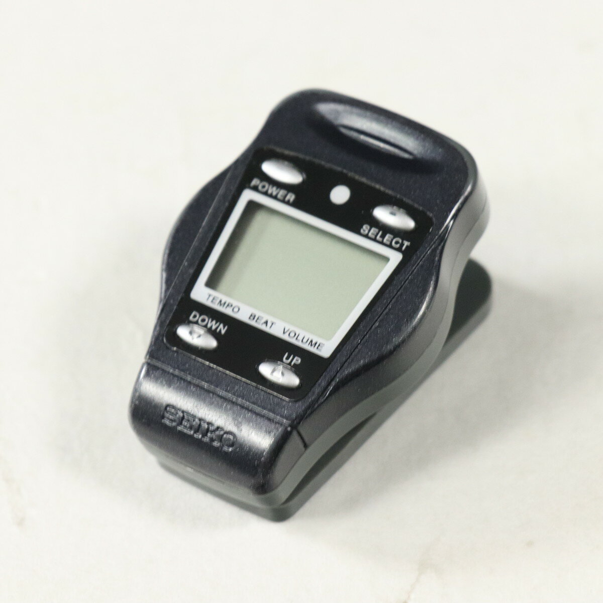 SEIKO DM-50 デジタルメトロノーム 視認性と多機能性を兼ね備えたコンパクトモデル SEIKO DM-50は、視認性に優れた液晶ディスプレイと、直感的な操作が可能なボタン配置を採用したデジタルメトロノームです。テンポ設定は30?250 BPM、ビートは0?7拍まで対応し、3種類のリズムパターンを搭載。音量は4段階で調整可能で、内蔵の時計機能も便利です。CR2025ボタン電池1個で駆動し、約30gの軽量設計で持ち運びにも最適です。多少の傷や汚れ等の使用感がありますが、動作に問題ございません。 ※こちらの商品は現物1点限りを、店頭展示を含め複数のモールに同時掲載しております。売却に伴う商品情報の削除は迅速を心掛けておりますが、必ずしもリアルタイムではございません。ご注文後に万一売り切れとなっておりました際は、誠に申し訳ございませんがご容赦くださいませ。 製品仕様商品ランクB＋：多少傷はあるが通常使用する用途において問題なし保証期間1ヶ月ケース箱取扱説明書有り 製品仕様 商品ランクB＋：多少傷はあるが通常使用する用途において問題なし保証期間1ヶ月ケース箱取扱説明書有り