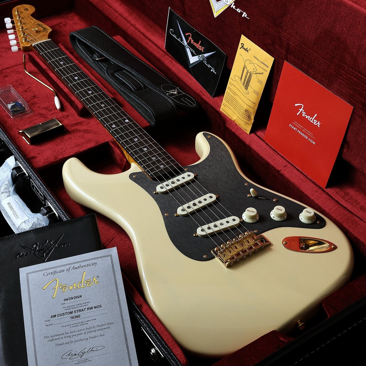American Custom Stratocaster NOS Vintage Blonde が入荷しました！ ヴィンテージブロンドカラーにブラックアルミニウムピックガード、ゴールドハードウェア、パールボタンのペグが非常にマッチしており上品なルックスに仕上がっております。 古き良き時代と現代のフェンダーを融合させ、優れたプレイヤビリティを持たせたアメリカン・カスタム・ストラトキャスター。 ラインアップの中でも、モダンテイストの仕様を盛り込んだシリーズで、第一線で活躍するプレイヤーにおすすめしたいモデルです。 「Lacquer(ラッカー)」塗装、「NOS New-Old-Stock」フィニッシュの「2-Piece Ash(アッシュ)」ボディと、 上品な杢目が美しい「Roasted　BirdseyeAA Maple(ローステッド・2Aバイズアイ・メイプル)」ネック。 指板は「Flat-Laminated Rosewood(フラットラミネイトローズウッド)」。 ネックシェイプは厚すぎ薄すぎないクセのない「1959”D」で、指板R高い演奏性を誇る「9.5"-12CompoundRadius」。 フレットサイズは「Jumbo（6100）」の21フレット仕様とヴィンテージスタイルのネックシェイプにモダンスペックを取り入れ現代でも扱いやすい仕様となっています。 ピックアップにはカスタムショップ製「Hand-wound Dual Mag?」を搭載。 通常1つのマグネットを使用するところを2つの異なるキャラクターのマグネット(6から4弦は面取り処理無しのアルニコ5、3から1弦は面取り処理されたアルニコ2)を使用することで、バランスの良い音作りのしやすいサウンドをアウトプット。 ミドルPUは「RWRP(Reverse wind, Reverse polarity)」となっており、ハーフトーン時にハムキャンセル効果が得られます。 コントロールは「Fat50 Strat 1/2Blender」を採用し、フロントPUとブリッジPUのミックスサウンドが可能です。(トーン?がマスタートーン、トーン2がミックス機能) これにより手元で様々な音作りが可能となっております。 その他、ジョイント部のヒールカット、エルボーとバックコンターには深いカットが入った仕様を採用し、演奏性も抜群です。 AAバーズアイネックなどカスタムショップならではの良材が使用され、モダンな要素を取り入れることで 演奏性もよく万能な一本に仕上がっています！！ ぜひこの機会にご検討くださいませ！！ ※誠に恐れ入りますが、こちらの商品は、イシバシ楽器内の他店舗・移動でのご案内は全て御遠慮させていただきます。 お問い合わせはイシバシ楽器御茶ノ水本店にお願い申し上げます。 ■付属品：認定証、ハードケース、トレモロアーム、ストラップ、正規保証2年 ■シリアルナンバー：XN16360 ■重量：3.49kg ■商品CD：0717669958275 製品仕様 Finish body:Lacquer Body:2-Piece Ash Neck:Rift Roasted　BirdseyeAA Maple Fingerboard:Flat-Laminated Rosewood Neck Back-Shape:1959 "D" Radius:9.5"-12" Compound Radius Frets:21, Jumbo（6100） Pickup:Custom Shop Hand-Wound Dual-Mag II Strat Control:Master Volume, Master Tone, 1/2 Blender Switch:5-Way Bridge:Custom Shop Vintage Strat Tuners:Vintage-Style w/Pearl Botton Nut:Bone String Guide:Wing S:新品