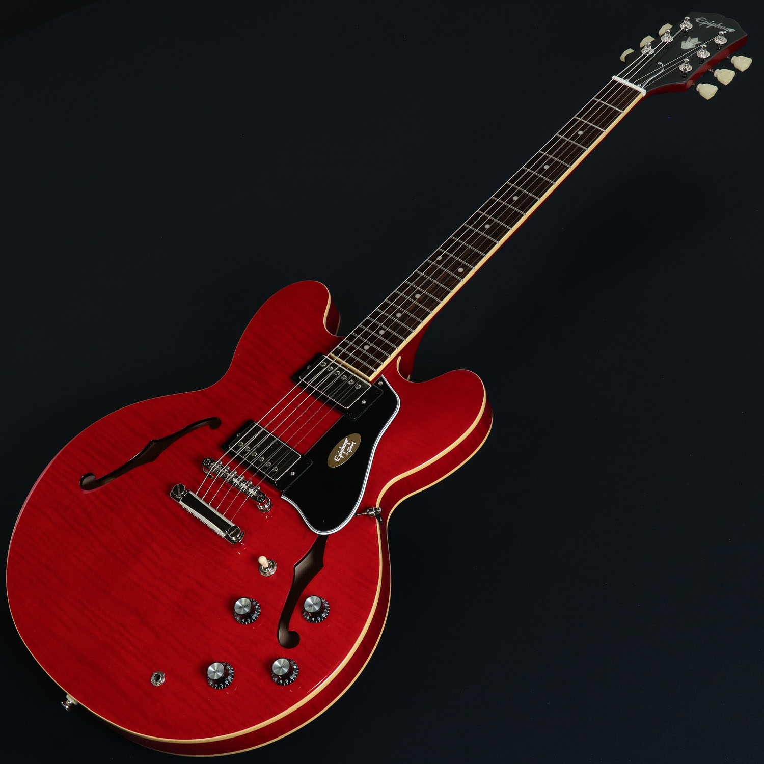 海外ディーラー向けに生産されたエクスクルーシヴモデル！ 人気のES-335 Figuredをベースに、カタログ外のチェリーカラー＆Gibson USA 57 Classic ピックアップを搭載した1本。 ビギナー向けモデルといえど、存分にギブソンサウンドを体感できるEpiphoneセミアコです。 日本国内入荷数には限りがございますので、気になった方はお早めに！ レギュラーモデルES-335 Figuredと同様のラミネート・メイプル・ボディにAAAメイプル・ベニアを採用。 センターブロックにソリッドメイプルを合わせることでサスティーンと耐ハウリング性を高めています。 Rounded Cプロファイルのマホガニー・ネックは心地よいグリップで、ビギナーの方にとっても弾きやすく設計されています。 そして本モデルの重要なアップグレードとして、Gibson USA 57 Classic ピックアップを搭載しています。 クリアな高域とパンチの効いた低域を備え、タイトでダイナミックなトーンを生み出し、まさに「ギブソン・セミホロウ」の豊かなサウンドを体感いただけます。 ■付属品：ギグバッグ、正規保証 ※ご購入いただいたご本人様に限り、メーカー規定の故障に対して保証が提供されます。保証修理受付の際は「ご購入時の領収書もしくは納品書」をご提示いただきます。 製品仕様 Body Shape ES-335Body Material Layered Maple, AAA Flame VeneerCenterblock MapleBinding Single ply cream - top, back and fretboardNeck Material MahoganyProfile Rounded CScale Length 24.724"Fingerboard Material Indian LaurelNumber Of Frets 22Nut Material Graph Tech NuBoneNut Width 1.69"Inlays DotJoint Glued in; Set NeckHardware Finish NickelBridge Epiphone LockTone Tune-O-MaticTailpiece Epiphone LockTone Stop BarTuning Machines Epiphone DeluxePickguard Black, 5-plyControl Knobs Black Top Hat knobs with metal insertsSwitch Tip Cream capNeck Pickup Gibson USA 57 ClassicBridge Pickup Gibson USA 57 ClassicControls 2 Volume, 2 Tone, CTS potentiometersPickup Selector 3-way toggle