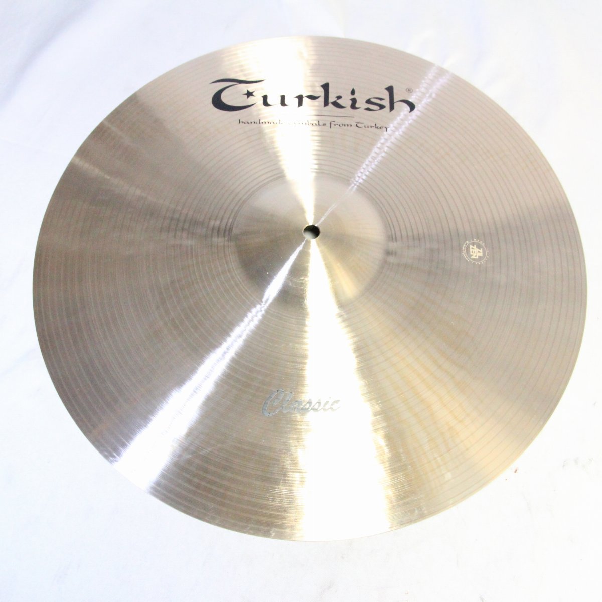 ■ターキッシュシンバル シンバルの発祥の地トルコにて、伝統のハンドハンマリング製法を守りながら 1枚1枚丹念に生産されるターキッシュのシンバル。 ターキッシュシンバルらしいウォームかつ豊かで深みのある響きが最大の特徴です。 クラシックシリーズは、 伝統的手法によって作られたもっともプレーンなシリーズ。 豊かな倍音と深みのある響きながらもダークすぎず、 あらゆるジャンルに使いやすいラインナップです。 18インチの薄めのシンクラッシュ 薄目でややダークかつ上品な柔らかいサウンドが特徴のクラッシュ。 よりアコースティックな音色でマルチに使いやすいサウンドです。 サイズ：18インチ ウェイト：1310g ※こちらの商品は店頭でも展示販売しております。 展示にともなう若干の指紋汚れが付着する場合もございます、予めご了承くださいませ。