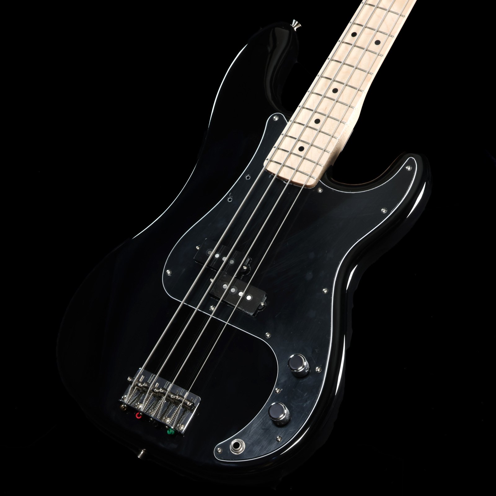 イシバシ楽器限定販売。ブラックボディカラー、ピックガードのロックなプレベ！ ”Traditional 70s Precision Bass”に待望のブラックカラーが登場！ 3-Ply Blackピックガードとの組み合わせ、漆黒のボディとメイプル指板の組み合わせは当にロックの王道！ ありそうで無かった、最高にロックでパンクなプレベに仕上がっております。 ストラップを長めに構えて弾きたくなるモデルですね。 イシバシ楽器限定販売となります。お早めにご検討下さい。 フェンダーの伝統的な楽器製作の美学と日本の洗練されたクラフトマンシップを融合することで導き出されたMade in Japan Traditionalシリーズ。フェンダーの正統なDNAが、確かなMade in Japanクオリティで蘇ります。 Made in Japan Traditional 70s Precision Bassはグロスフィニッシュのバスウッドボディを採用。 20本のヴィンテージスタイルフレットを装備した9.5インチラジアスの”U”シェイプメイプルネックがTraditionalシリーズならではのクラシカルな演奏性を提供します。 4サドル式ヴィンテージスタイルブリッジ、そしてTraditionalシリーズのために選定されたオリジナルピックアップはリアルで音楽的なヴィンテージトーンを奏でます。 細めに設計されたナット幅は日本のプレイヤーにも弾きやすい仕様となっています。 堅実なギタークラフトマンシップと、プレイヤーのニーズに柔軟に対応する答えが、本シリーズに反映されています。 ■シリアル：JD25010782■重量：3.51kg■付属品：ソフトケース、調整用レンチ、メーカー保証書 製品仕様 Body MaterialBasswoodBody FinishGloss PolyesterNeckMaple, “U” ShapeNeck FinishGloss UrethaneFingerboardMaple, 9.5” &#40;241 mm&#41;Frets20, VintagePosition InlaysPearl Dot &#40;Rosewood&#41;Nut &#40;Material/Width&#41;Bone, 1.578” &#40;40 mm&#41;Tuning MachinesVintage-StyleScale Length34” &#40;86.36 cm&#41;Bridge4-Saddle Vintage-StylePickguard3-Ply BlackPickups&#40;Bridge&#41;, Vintage-Style Split Single-Coil Precision BassPickup SwitchingNoneControlsMaster Volume, Master ToneControl KnobsKnurled Flat-TopHardware FinishNickel/ChromeStringsNickel Plated Steel &#40;.045-.105 Gauges&#41;Case/Gig BagGig Bag