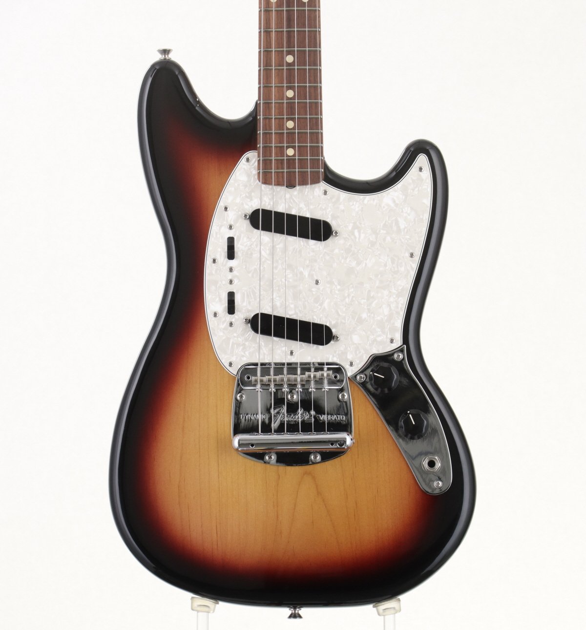 FENDER MEXICO Vintera 60s Mustangが中古で入荷。 ボディに擦り傷、細かな打痕含め使用感はございますが、こちらの商品は弊社入荷後、弦を新品に張り替えを行い、弊社リペア部門にて各部クリーニング、メンテナンス＆セットアップを行っております。また購入後安心して永くお使い頂ける様、新品同様に1年間の保証をお付けしております。 ※トラスロッド、フレット残り、弦高等の記載がある場合は当社スタッフがセットアップ時に計測したものであり、 気候、湿度等、環境の違いによる影響等で、変化が起こります。数値は購入時の参考としてご利用いただく事を想定しており、 お手元に届いた際に同数値である事をお約束するものではございません。 ※こちらの商品は現物1点限りを、店頭展示を含め複数のモールに同時掲載しております。 売却に伴う商品情報の削除は迅速を心掛けておりますが、必ずしもリアルタイムではございません。 ご注文後に万一売り切れとなっておりました際は、誠に申し訳ございませんがご容赦くださいませ。 製品仕様 商品ランクB＋：多少傷はあるが通常使用する用途において問題なし保証期間12ヶ月シリアルナンバーMX22019529製造年2022製造国メキシコケースソフトケース付属品アーム・ペグ重量3.31kgトラスロッド【問題なし】ロッド左右60度まで確認済みにて問題なしフレット残り【問題なし】充分なフレット高さあり弦高低音弦側12フレット上 2.0mm弦高高音弦側12フレット上 1.5mmナット幅41.2mmネック厚1フレット付近20.7mmネック厚12フレット付近23.2mmスケール610mm &#40;24"&#41;RADIUS184mm &#40;7.25"&#41;セットアップ時の弦ERNIE BALL 2221 / .010-.046 setリペア・メンテナンス箇所クリーニング・弦交換・ロッド調整・オクターブ調整・弦高調整・ペグ交換