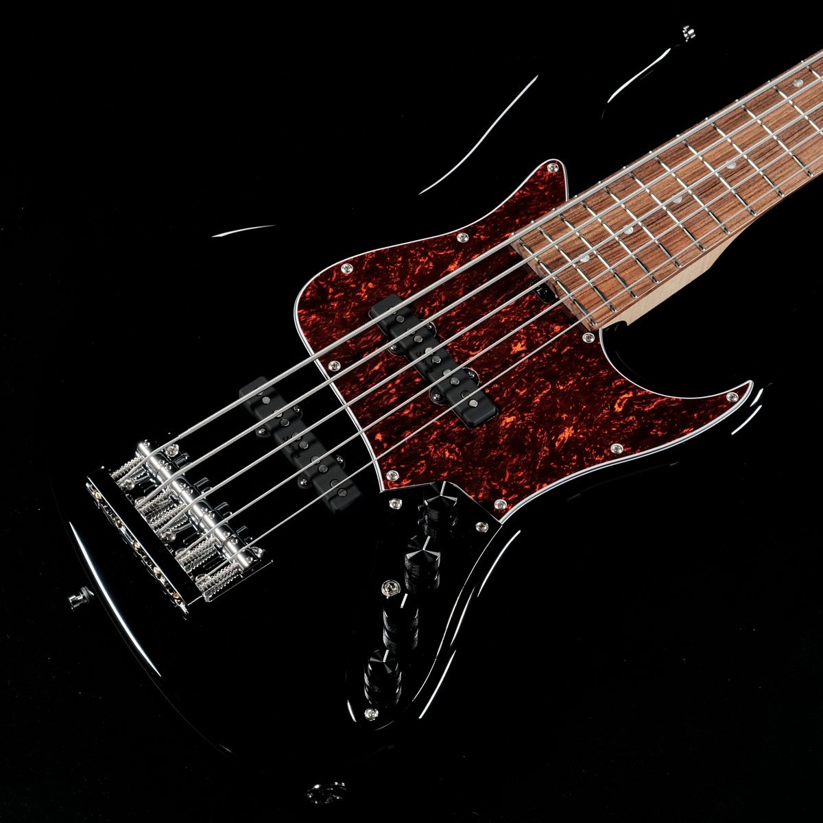 ドイツ、Warwick工場にて生産される、MetroLineシリーズのWill Leeモデル!! Sadowskyはフィラデルフィアでリペアマンとして働いていたロジャー・サドウスキーが1979年にリペアショップとして独立したとこらからはじまります。 1980年代初頭からロジャー自らが楽器製造を開始し、N.Y.のスタジオミュージシャンや著名なプロミュージシャン御用達のブランドになりました。 一線で走り続けるプロミュージシャンから培われたサウンドと製品クオリティーは現在ベースブランドとして頂点にあると言っても過言ではないほどプレイヤーから絶大な支持を集めています。 当モデルは5弦22フレット、シングルJ PUを搭載したWill Leeモデル。 さらにWill Lee モデルだけに搭載されるプリアンプでミッドブースト機能も搭載、ジャンルを選ばないどのような状況にもマッチする1本。 ナット幅は5弦でありながら44.5mmとなっており、高い演奏性を実現。 当モデルはアルダーボディに、モラード指板を採用し、Sadowksy独特のキレのあるサウンドが特徴となっております。 ドイツ製モデルではNYCと同様のチェンバードボディを採用し、Warwick製品でおなじみの高さ調節が可能なナット(Just-A-Nut III)も装備しており、よりブラッシュアップされたプレイアビリティで誰しもが納得の仕上がりです。 WarwickとSadowskyの技術が融合し、現場で活躍するプレイヤーが満足する弾きやすさ、耐久性、サウンドの良さ、どれをとっても洗練された当モデルをお楽しみください。 ■S/N:SML B 005544-25 ■重量:3.92kg ■JANコード:4061688036510 ■付属品:オリジナルギグケース、メーカー正規保証書(1年)、レンチ類 ※こちらの商品は現物1点限りでございます。 複数のモールに掲載されているため、売却に伴う商品情報の削除は迅速を心掛けておりますが必ずしもリアルタイムではございませんので、ご注文後に万一売り切れとなっておりました際は誠に申し訳ございませんがご容赦くださいませ。 製品仕様 MachineheadsSadowsky LightNutSadowsky Just-A-Nut IIINeck WoodMapleFretboardMoradoFingerboard Radius12"Scale length34" &#40;long scale&#41;Width Nut44.5 mm / 1.75"Frets22 Nickel Silver &#40;wBody ShapeSleek Undersized JBody WoodRed AlderPickupsPassive Sadowsky J &#40;60&#39;s Bridge Position&#41;ElectronicsCustom Will Lee Preamp &#40;on/off mid-boost, choice of 500 Hz or 800 Hz, wide or narrow bandwidth&#41;Pot layoutVolume / Balance / Vintage Tone Control &#40;P/P&#41; / Treble and Bass &#40;stacked&#41; Mid Boost Switch on back of bassBridge systemSadowsky Bridge w/ Quick ReleaseStrap systemS-Style Security LocksConstructionBolt-On