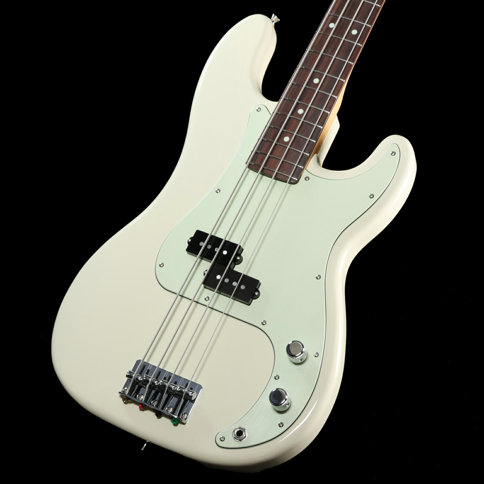 イシバシ限定販売！機材マニアの先輩も納得？！の仕様！ISHIBASHI FSR Hybrid II P-BASS RW OWH W/Seymour Duncan”SPB-1登場！日本製ではありそうで現行ラインナップにない、オリンピック・ホワイト(Olympic White)にミントグリーン・ピックガードの日本製ハイブリッドIIプレシジョン・ベースです。現行のフェンダー日本製ベースでは、 HAMA OKAMOTO PRECISION BASS OWHに使用されるこのカラーは若干黄色みがかったVintage Whiteと真っ白なArctic Whiteの中間色の様なややクリーム色の様な落ちついたホワイトです。 American Professional II P-BASSには採用されているカラーです。3-Ply Mint Greenピックガードとの相性も抜群です。 21フレット仕様ツバ出しネックエンド、ネック上部からトラスロッド調整可能です。ネック裏にスカンク・ストライプもあるModern "C"シェイプのネックは丸みを帯びた形状で握り込みやすく、サテン仕上げのネック裏は滑りが良く、運指し易いネックです。ベースの心臓部ピックアップにはなんと”Seymour Duncan”SPB-1(Vintage P-Bass)を敢えてロゴ無しカバーで搭載！（さり気なくカスタマイズしている感を演出している所もこだわりポイントです。） ”Seymour Duncan”SPB-1(Vintage P-Bass)ピックアップは ALNICO 5マグネットにより、ヴィンテージのウォームでアタック音が滑らかなトーンを忠実に再現したピックアップです。Low-MIDに芯のあるサウンドでバンドの中でも埋もれないサウンドです。そしてTONEノブを引っ張ってみて下さい。シリーズ/パラレル切り替えスイッチになっており、音色が劇的に変化します。 シリーズのコシのある太くウォームなサウンドから一変しパラレルだとクリアな高域と繊細で表現力のあるサウンド、いわゆるジャズベースのサウンドに近いサウンドに変化致します。トーンによってももちろん変化しパラレルのトーン絞り気味のサウンド等はまさにヴィンテージジャズベースの様なサウンドがお楽しみ頂けます。 是非通常の日本製HybridIIと比較して頂いてサウンドの違いを体感して見て下さい。こだわりの詰まった渾身のプレシジョンベース イシバシ楽器完全限定販売となります。是非お早目にご検討下さい。 ■シリアル：JD25014827■重量：3.95kg■付属品：ソフトケース、調整用レンチ、メーカー正規保証書（2年） 製品仕様 ColorOlympic WhiteBodyAlderNeckMapleNeck FinishSatin Urethane Finish on Back, Gloss Urethane Finish on FrontNeck ShapeModern "C"Scale34" &#40;86.36 cm&#41;FingerboardRosewoodFingerboard Radius9.5" &#40;241 mm&#41;Flet number21Flet SizeNarrow TallNutBoneNut Size &#40;mm&#41;1.650" &#40;42 mm&#41;Position InlayIvory DotsMiddle PickupSEYMOUR DUNCAN SPB-1ControlMaster Volume, Master Tone with Push-Pull Switch &#40;Series / Parallel&#41;Bridge4-Saddle Vintage-StyleHardware FinishChromeTuning MachineVintage-StylePickguard3-Ply Mint GreenPickup CoverBlackControl KnobKnurled Flat-TopString45-105