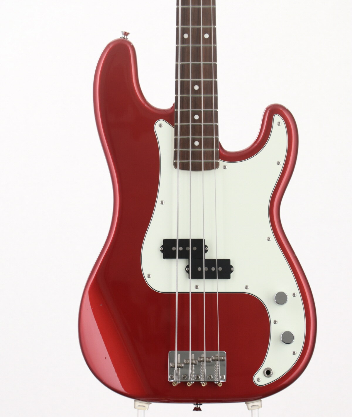 フジゲンネオクラッシックシリーズのプレシジョンベースタイプモデル。 ネックはメイプル、指板はローズウッド、サークルフレッティングシステムを採用。 ヘッドに打痕や塗装剥がれが複数見られ、ネック裏に凹みを伴う打痕がございます。 ボディにキズや打痕が見られ、ピックガードに弾きキズが有り、金属パーツにてくすみやピッツがございます。 その他擦れやくすみなどございますが、コンディションは良好です。 ■ネックコンディション:良好 ■トラスロッド:締め/緩め方向に余裕あり ■フレット残り:70-80％ ■製造国:日本 ■ケース:ソフトケース/非純正 ■付属品:無し ■商品ランク:B＋：多少傷はあるが通常使用する用途において問題なし ■シリアルナンバー:I140781 ■重量:4.16kg ■保証:12ヶ月 情報更新は迅速を心がけておりますが、店頭販売中の商品の為万が一売切れの際はご容赦の程お願い申し上げます。