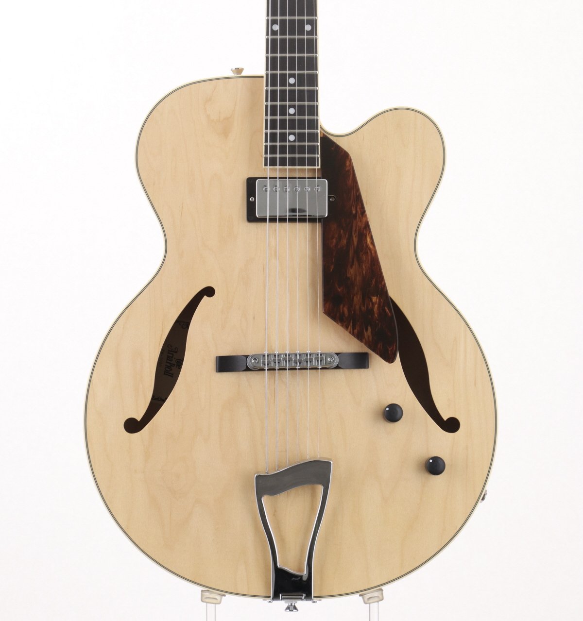 約57mmのボディと628mmスケールを採用したフルアコモデル。 ボディとネックはメイプル、指板はエボニー、ペグとブリッジはGOTOH製、オリジナルのピックアップを搭載。 フレットファイリングを行っております。 ピックガードに弾きキズが見られ、ボディに擦りキズが有り、金属パーツにくすみがございます。 その他擦れやくすみなどございますが、比較的きれいな状態で、コンディションは良好です。 ■ネックコンディション:良好 ■トラスロッド:締め/緩め方向に余裕あり ■フレット残り:70-80％ ■製造年:- ■製造国:- ■ケース:ハードケース/非純正 ■付属品:無し ■商品ランク:B＋：多少傷はあるが通常使用する用途において問題なし ■シリアルナンバー:23503023 ■重量:2.74kg ■保証:12ヶ月 情報更新は迅速を心がけておりますが、店頭販売中の商品の為万が一売切れの際はご容赦の程お願い申し上げます。