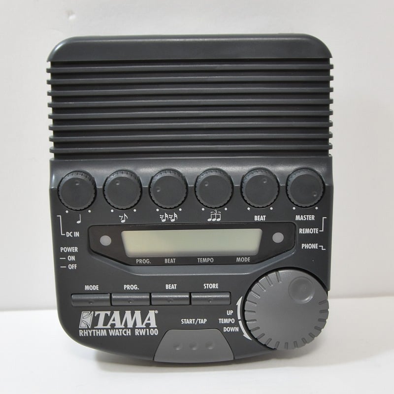 TAMA RW100 / Rhythm Watch が中古で入荷しました！■TAMA RW100 Rhythm Watchは、ドラマー向けに設計された高音量・高機能なメトロノーム。■3連符や8分音符などのリズム設定が可能なアナログダイヤルを搭載し、練習やレコーディングに最適。■大型筐体で視認性・操作性に優れ、ライブ現場でも安定したクリックを提供。■音量が非常に大きく、バンド演奏中でもしっかりとクリックを聴き取れる設計。 使用感 経年劣化 傷などはありますが 動作は正常で 現状での販売となります。 ※中古品につき、傷・打痕等、写真に写りにくい部分や記載以外の傷があります。予めご了承くださいませ。 ※こちらの商品は現物1点限りを、店頭展示を含め複数のモールに同時掲載しております。 売却に伴う商品情報の削除は迅速を心掛けておりますが、必ずしもリアルタイムではございません。 ご注文後に万一売り切れとなっておりました際は、誠に申し訳ございませんがご容赦くださいませ。 製品仕様 商品ランクB＋：多少傷はあるが通常使用する用途において問題なし保証期間3ヶ月ケース箱保証3ヶ月説明書有り