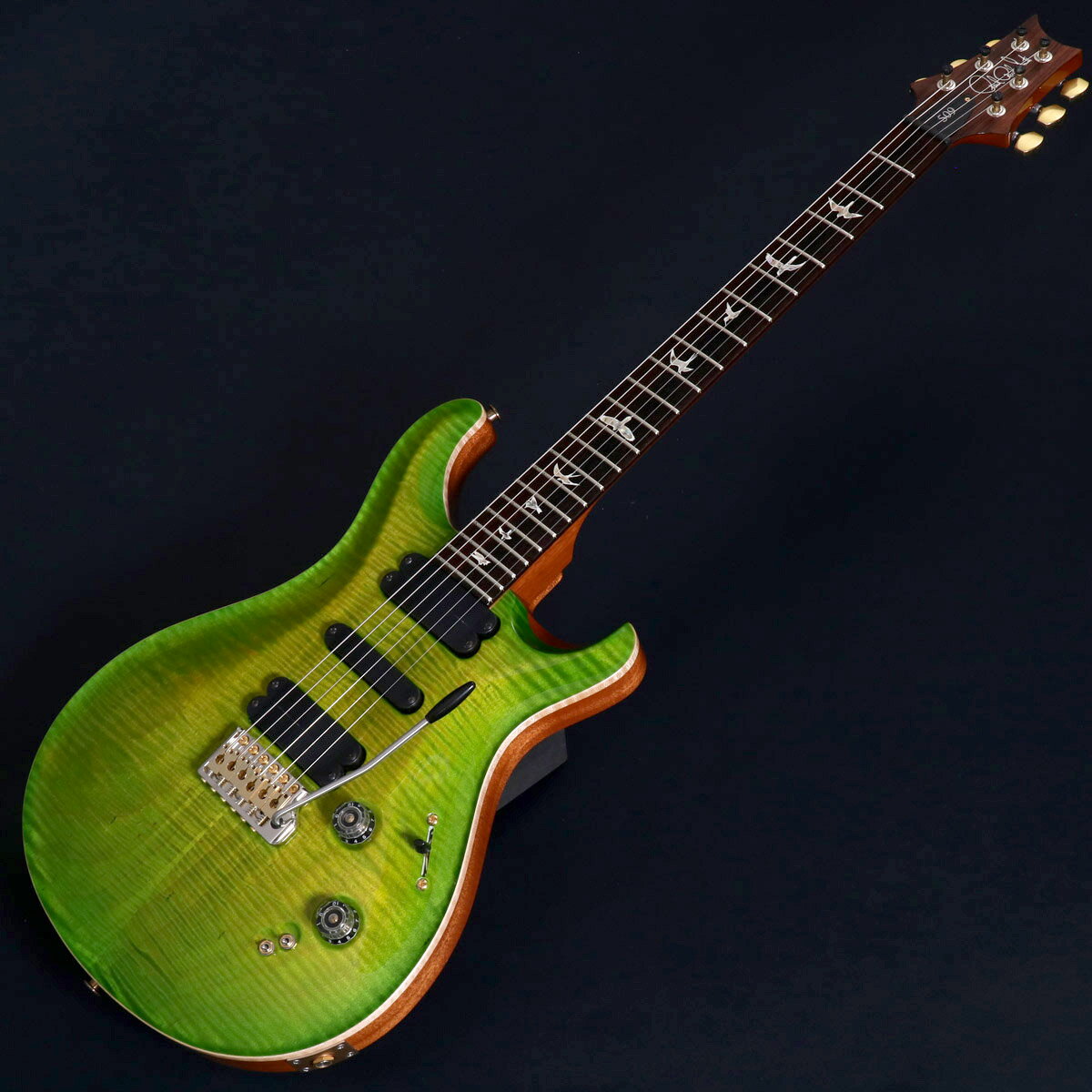 「5基のピックアップを切り替えて9通りのサウンドバリエーション」を誇るポールリードスミス（PRS）509・10トップ、2022年製です。5WayプレードSWと2つのミニSWにより9種類の配線パターンを実現した509。オール・ラッカー塗装（High-Gloss Nitro）の10トップグレード・メイプル・トップ/マホガニー・バック、Pattern Regularシェイプのマホガニー・ネック、25.25インチ・スケール、バードインレイの施された22フレット、PUは509のH-S-Hレイアウト、パーツ類はゴールドとニッケルを交互に配置したハイブリッド仕様になっています。513で培われたサウンドバリエーションをより直感的に操作できるプレイヤー目線のモデルです。使用感（エンド部スタンド痕、外周に小キズやひっかきキズ、スレや弾きキズ、ピッキング痕、金属パーツやネジ類の曇り・ビッツ、等々の外観ダメージ）が見られます。入荷時にセットアップ（クリーニング・弦交換・ロッド調整・オクターブ調整・弦高調整・フレットすりあわせ）済み、フレット山は演奏に問題ない高さがあり、トラスロッドは左右60度まで確認済みにて問題ない状態です。 ※こちらの商品は中古品の現物1点限りでございます。※中古品につき、使用による傷・打痕等、写真に写りにくい傷がございます。予めご了承くださいませ。 ※中古品につき、傷・打痕等、写真に写りにくい部分や記載以外の傷があります。予めご了承くださいませ。 ※トラスロッド、フレット残り、弦高等の記載がある場合は当社スタッフがセットアップ時に計測したものであり、 気候、湿度等、環境の違いによる影響等で、変化が起こります。数値は購入時の参考としてご利用いただく事を想定しており、 お手元に届いた際に同数値である事をお約束するものではございません。 ※こちらの商品は現物1点限りを、店頭展示を含め複数のモールに同時掲載しております。 売却に伴う商品情報の削除は迅速を心掛けておりますが、必ずしもリアルタイムではございません。 ご注文後に万一売り切れとなっておりました際は、誠に申し訳ございませんがご容赦くださいませ。 製品仕様 商品ランクB＋：多少傷はあるが通常使用する用途において問題なし保証期間12ヶ月シリアルナンバー0354914製造年2022製造国アメリカケースハードケース付属品アーム・レンチ・説明書重量3.62kgトラスロッド【問題なし】ロッド左右60度まで確認済みにて問題なしフレット残り【問題なし】充分なフレット高さありナット幅42.1mmスケール642mm &#40;25.5"&#41;セットアップ時の弦ERNIE BALL 2221 / .010-.046 setリペア・メンテナンス箇所クリーニング・弦交換・ロッド調整・オクターブ調整・弦高調整・フレットすりあわせ