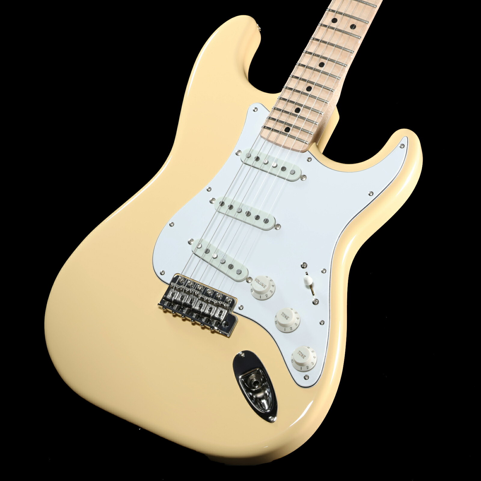フェンダーの Yngwie Malmsteen Signature Stratocaster 。 こちらのモデルは生産終了となってしまった「フェンダージャパンFender Japan」ブランドに代わるメイドインジャパンのNEWモデルで、旧代理店の「Fender Japan ST-YMJ」仕様を踏襲しております。 新たに自身のシグネチャーピックアップ、セイモアダンカン「YJM FURY」、ジムダンロップ・フラッシュマウント・ロックピンを搭載して登場。 トレードマークのスキャロップド・フレットボードはもちろん、弦の鳴りを生かす軽量なボディ、ネックとボディをタイトに密着させ、サウンド、トーンに大きな影響を与えるアンカーボルト・ネックジョイント、フレットにはジムダンロップ#6000をセットし、指を滑らすような高速フィンガリングをサポート。 ■シリアル：JD25017787 ■重量：3.59kg ■付属品：ソフトケース、保証書、トレモロアーム 複数のモールに掲載されているため、売却に伴う商品情報の削除は迅速を心掛けておりますが必ずしもリアルタイムではございませんので、ご注文後に万一売り切れとなっておりました際は誠に申し訳ございませんがご容赦くださいませ。 製品仕様 Body MaterialAlderBody FinishGloss PolyesterNeck MaterialMapleFingerboard MaterialMapleNeck FinishGloss PolyesterNeck ShapeSlim "C"Number of Frets21Nut MaterialBrassNut Width1.578" &#40;40 mm&#41;Fret SizeMedium JumboScale Length25.5" &#40;64.77 cm&#41;Pickup ConfigurationSSSBridge PickupSeymour Duncan YJM Fury Strat STK-S10BMiddle PickupSeymour Duncan YJM Fury Strat STK-S10NNeck PickupSeymour Duncan YJM Fury Strat STK-S10NControlsMaster Volume, Tone 1. &#40;Neck Pickup&#41;, Tone 2. &#40;Middle Pickup&#41;Bridge6-Saddle Vintage-Style Synchronized TremoloTuning MachinesVintage-Style