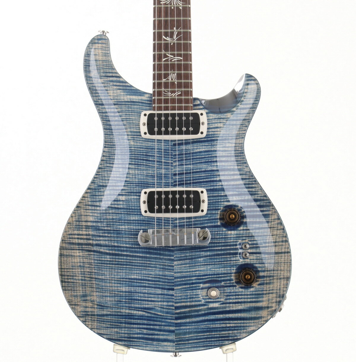 2013年製、アーティストグレードのフレイムメイプルが採用された「Paul's Guitar」が中古で入荷！【Paul's Guitar】Paul's Guitarは、PRSの歴史の中でModern Eagle同様ポールのサウンドに関する新しいアイデアを次々と反映させてきたモデルであり、木材の選定からピックアップに至るまで、ポール自ら全ての仕様を決定しました。そして、このPaul’s Gutiarはポールのギター・ビルダーとしてだけでなく、あらゆるジャンルや環境で活躍するギターを必要とするひとりのギター・プレイヤーとしての願望を具現化したモデルでもあります。【ボディ・ネック・指板】ボディにはアーティストグレードのフレイムメイプルトップ、マホガニーバック、マホガニーネックと王道の組み合わせ。指板にはホンジュラスローズウッドを採用。【ネックシェイプ】ネックシェイプはMcCarty等に採用されている「Pattern」シェイプが採用され、Pattern Regularと比較して丸みがあり、ややグリップ感のある握り心地でございます。【ピックアップ】ピックアップに本器の為に開発された「Paul's Guitar＆408」ピックアップを搭載。その後には408、Pauls Guitar、Brushstroke24等多くの後継のモデルを生んだといっても過言ではありません。4つのコイルで8種類のサウンドを可能とするこのPUは、1980年代前半のPaul自身の実験により生まれた『Sorcerer's Apprenticeギター』に由来するもので、ミニスイッチでそれぞれを『シングル⇔ハム』の切り替えが可能。他モデルと違って細くなりすぎる様な『コイルタップ感』が少なく、普段G社やF社を愛用する方にも自信を持ってオススメできるサウンドとなっております。2つのミニ・トグル・スイッチがボリューム・ノブとトーン・ノブの間にあり、このセットアップで、どちらか一方または両方のピックアップを完全なシングルコイル・モードに設定でき、シングルコイル、ハムバッカ—両方のポジションで鮮明かつユニークなヴィンテージ・シングルコイルの音を出すことができます。長年様々なジャンルのギタリストたちに愛されてきたPRS。ライブ、セッション、レコーディングなど様々なフィールドで最大限のパフォーマンスを感じていただけるはずです。 【コンディション】塗装の退色がやや見受けられ、その他細かな擦り傷がございますが、比較的使用感の少ない綺麗なコンディションです。ネック、フレット・トラスロッド等、演奏に関わるコンディション全て問題ございません。また入荷時、当社リペアセンターにて全体調整とフレットすり合わせをしておりますので、安心してお使いいただけます。 ※中古品につき、傷・打痕等、写真に写りにくい部分や記載以外の傷があります。予めご了承くださいませ。 ※トラスロッド、フレット残り、弦高等の記載がある場合は当社スタッフがセットアップ時に計測したものであり、 気候、湿度等、環境の違いによる影響等で、変化が起こります。数値は購入時の参考としてご利用いただく事を想定しており、 お手元に届いた際に同数値である事をお約束するものではございません。 ※こちらの商品は現物1点限りを、店頭展示を含め複数のモールに同時掲載しております。 売却に伴う商品情報の削除は迅速を心掛けておりますが、必ずしもリアルタイムではございません。 ご注文後に万一売り切れとなっておりました際は、誠に申し訳ございませんがご容赦くださいませ。 製品仕様 商品ランクB＋：多少傷はあるが通常使用する用途において問題なし保証期間12ヶ月シリアルナンバー13 198562製造年2013製造国USAケースハードケース&#40;純正&#41;付属品タグ・レンチ・マニュアル重量3.44kgトラスロッド【問題なし】ロッド左右60度まで確認済みにて問題なしフレット残り【問題なし】充分なフレット高さあり弦高低音弦側12フレット上 2.0mm弦高高音弦側12フレット上 1.5mmナット幅42.8mmネック厚1フレット付近22.09mmネック厚12フレット付近24.3mmスケール635mm &#40;25"&#41;RADIUS254mm &#40;10"&#41;セットアップ時の弦ERNIE BALL 2221 / .010-.046 setリペア・メンテナンス箇所クリーニング・弦交換・ロッド調整・オクターブ調整・弦高調整・フレットすり合わせ