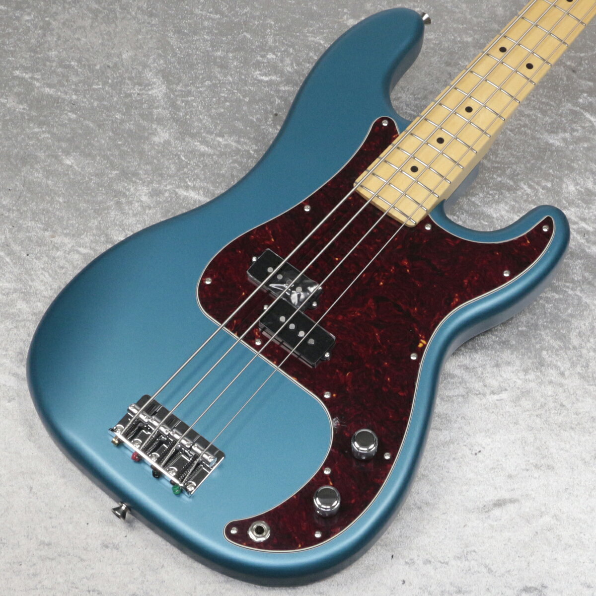 イシバシ楽器限定販売！大人気の日本製HYBRID IIシリーズのマッチングヘッド仕様、特別カラーモデルが登場です！ Fenderの伝統カラー”オーシャン・ターコイズ・メタリック”をサテンフィニッシュで仕上げました！マッチングヘッド仕様です。 べっ甲（Tortise shell ）ピックガードとの組み合わせも相性が良く、カスタムショップでも良く用いられる組み合わせです。 限定モデルの為お早めにご検討下さい。 Made in Japan Hybrid IIは、ヴィンテージなルックスはそのままに、プレイヤーや音楽のジャンルを選ばないオールマイティーなモダンスペックを盛り込んだ、まさに「ハイブリッド」と呼ぶにふさわしいシリーズです。 リズム/リード問わず、どのギタリストやベーシストにもフィットする演奏性と楽器のトーンを兼ね備えた製品を、世界的にファンの多いMade in Japanで実現しました。 Hybrid II Precision Bass(R)は、定評あるアルダーボディに新たにスタッガードポールピース仕様のHybrid II Custom Voiced Single Coilピックアップを装備し、ヴィンテージスタイルのブリッジの下にはサスティンブロックを搭載。ヴィンテージスタイルチューナー、サテンフィニッシュのネック、Modern “C”シェイプに9.5インチラジアスの指板とナロートールフレットがスムーズなプレイヤビリティを提供します。 付属品：ソフトケース、調整用レンチ、メーカー保証書 ■JAN：0885978033485 ※画像はサンプルです。 製品仕様 Body Material AlderBody Finish Gloss UrethaneNeck Maple, Modern “C”Neck Finish Satin Urethane Finish on Back, Gloss Urethane Finish on FrontFingerboard MapleFrets 21, Narrow TallPosition Inlays White Dot &#40;Rosewood&#41;Nut &#40;Material/Width&#41; Bone, 1.650” &#40;42 mm&#41;Tuning Machines Vintage-StyleScale Length 34” &#40;86.36 cm&#41;Bridge 4-Saddle Vintage-StylePickguard Tortise shell &#40;4Ply&#41;Pickups Hybrid II Custom Voiced Single Coil P BassPickup Switching NoneControls Master Volume, Master ToneControl Knobs Knurled Flat-TopHardware Finish Nickel/ChromeStrings Nickel Plated Steel &#40;.045-.105 Gauges&#41;Case/Gig Bag Gig Bag