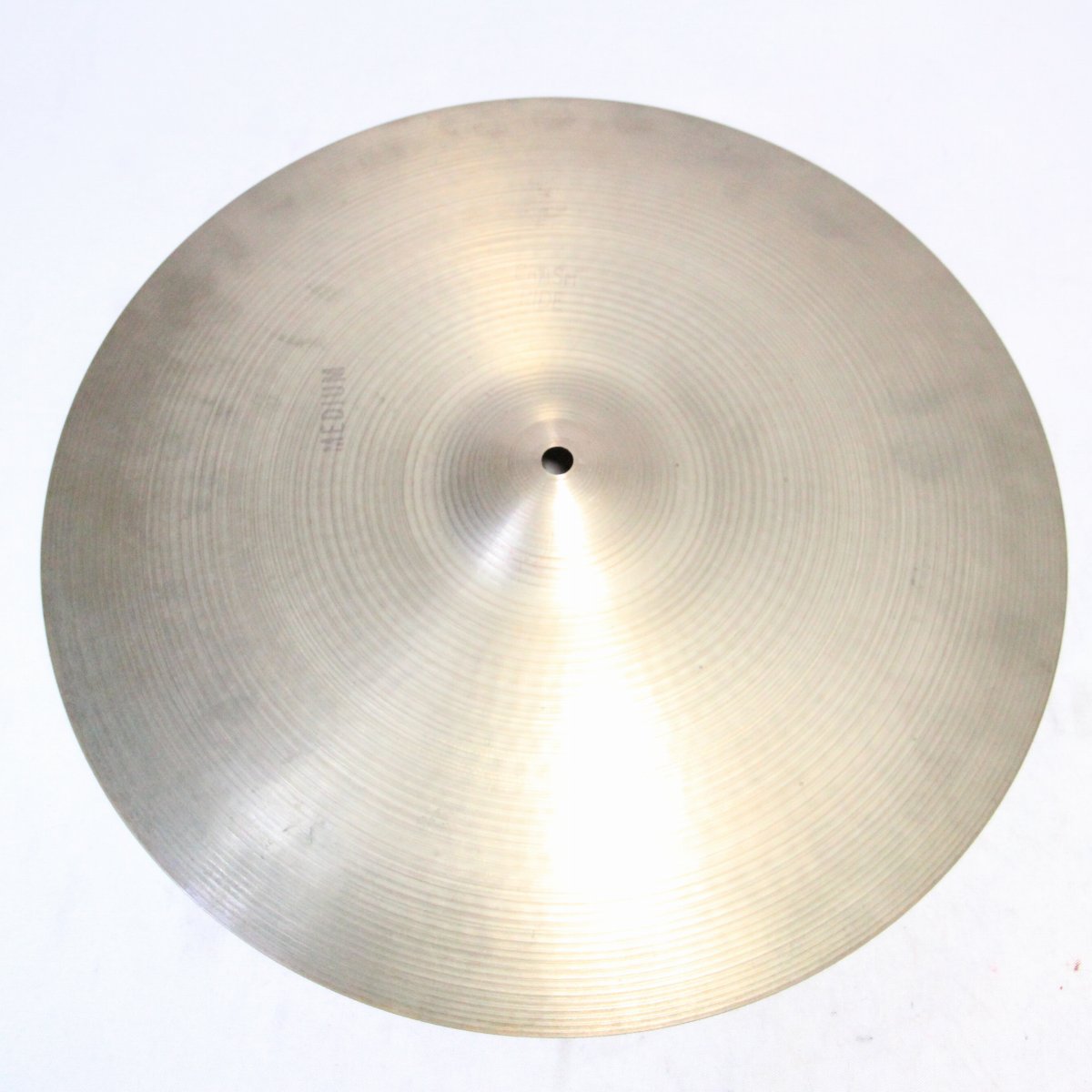 ジルジャンの定番、Aシリーズの白抜きロゴ期の17インチのクラッシュライドです。 適度なウェイトバランスで明るいサウンドでクラッシュ音もしっかり、 小さめのライドとしても使えるマルチユースなモデルです。 年式相応の使用感はございますが、ダメージ、変形はなくコンディションはまずまず、 まだまだ十分安心してお使いいただけるコンディションです。 サイズ：17インチ ■商品ランク:B+：多少傷はあるが通常使用する用途において問題なし ■中古保証:なし