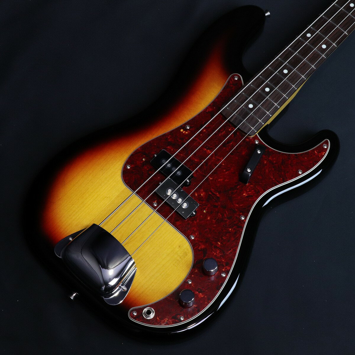 フェンダー・ハマオカモトのPBがリニューアル！ 現代日本のミュージックシーンで活躍している最も影響力のあるベーシストの一人。1991年生まれのハマ・オカモト氏は2008年にズットズレテルズを結成しました。2009年からはOKAMOTO’Sのメンバーとして、精力的にアルバム製作、海外ツアーへ参加。数多くのフェス、ライブイベントで大成功をおさめております。 独学で学んだと言われる彼の演奏スタイルですが、絶妙なタイム感といい、饒舌に歌い上げる表現力豊かなフレージングといい、日本人離れした敏腕。その実力はすぐさま広く認知されることとなり、2013年にはフェンダー社とのエンドースメント契約を締結しました。その後、2015年末に待望発売されたシグネチャーモデルが、このたびメイド・イン・ジャパン新仕様にて再登場した次第です。 MIJトラディショナル・シリーズやMIJハイブリッド・シリーズに代表される近年の日本製フェンダーは、カスタムショップのシニアマスタービルダーを務めていた巨匠クリス・フレミングらによる、技術指導・監修のもとで製作工程の大幅なアップデートが行われております。 本器はHAMA OKAMOTO氏がメインとして愛用している1968年製のFender Precision Bassがモチーフ。「ありそうでなかった弾き易いプレシジョン・ベース」をテーマに、ジャズベーススタイルのスリムネックを採用しております。ヴィンテージスタイルの丸いパドルペグやブリッジカバーの他、発色の良いバスウッド・ボディ、通称「赤べっこう」柄のピックガードといったオリジナリティが際立つ仕上がりです。 ■付属品：ソフトケース、正規2年保証 ■JANコード:0885978031429 ■シリアルナンバー:JD25014924 ■重量:4.14kg ※こちらの商品は店頭展示品の為、画像に写りにくい磨き傷などがある場合がございます。 主な仕様 Body Material BasswoodBody Finish PolyesterNeck Material MapleNeck Shape Classic '60s Jazz BassNeck Finish PolyurethaneFingerboardRosewoodFingerboard Radius 7.25" (184.1mm)Frets 20 Vintage-StyleNut BoneNut Width 1.5" (38.1mm)Scale Length 34" (864mm)Pickups Vintage-Style Split Single-Coil Precision BassControls Volume, ToneBridge4-Saddle Vintage-Style with Bridge CoverTuning Machines Vintage-Style LolipopPickguard Red TortoiseshellControl Knobs Knurled Flat-TopStrings Gauge .045 - .100