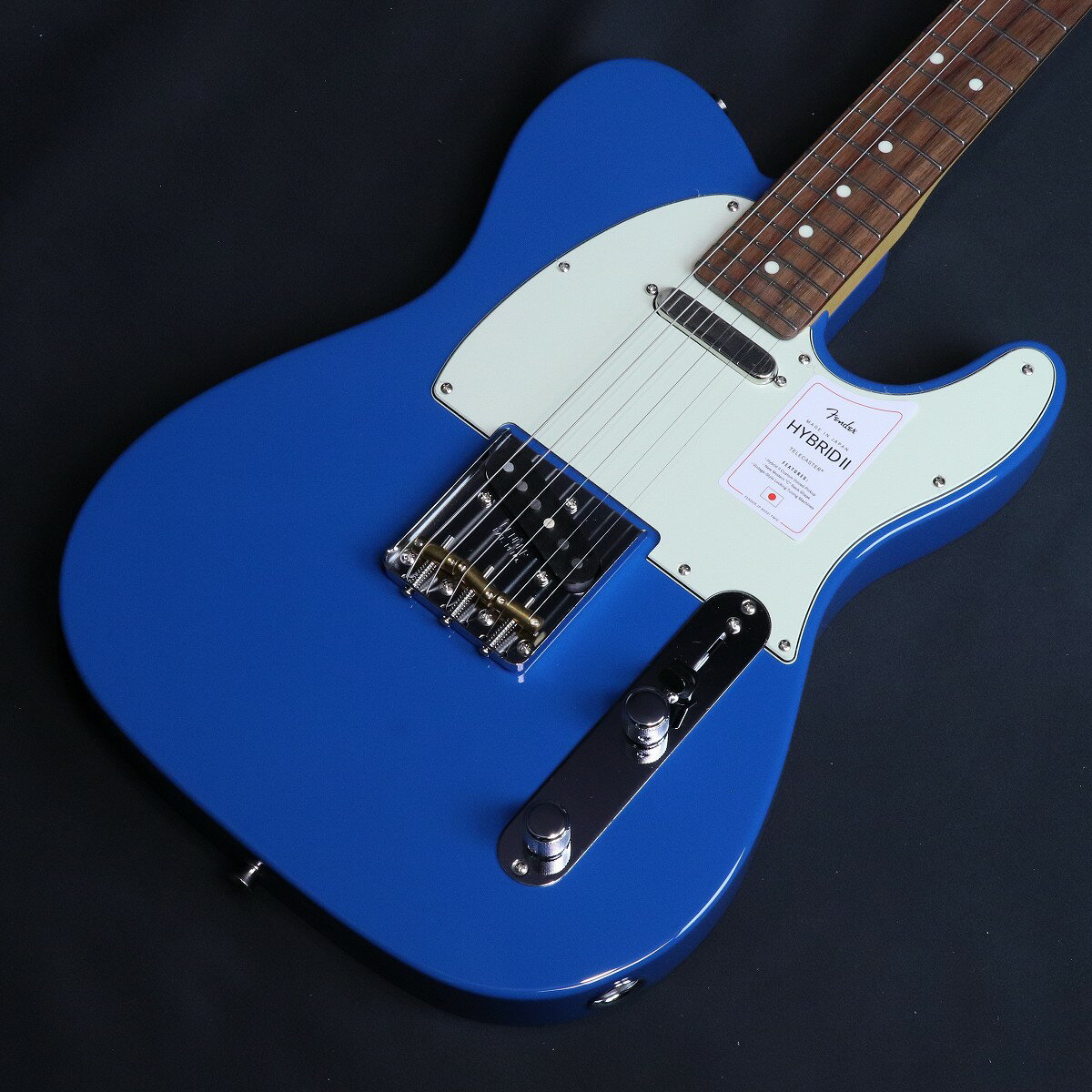 フェンダー日本製『Made in Japan Hybrid II』登場！ Made in Japan Hybrid IIは、ヴィンテージなルックスはそのままに、プレイヤーや音楽のジャンルを選ばないオールマイティーなモダンスペックを盛り込んだ、まさに「ハイブリッド」と呼ぶにふさわしいシリーズです。 リズム/リード問わず、どのギタリストやベーシストにもフィットする演奏性と楽器のトーンを兼ね備えた製品を、世界的にファンの多いMade in Japanで実現しました。 Hybrid II Telecasterは、定評あるアルダーボディに新設計のHybrid II Custom Voiced Single Coilピックアップを装備し、ヴィンテージスタイルのスランテッドブラスサドル仕様のブリッジを搭載。ヴィンテージロッキングチューナー、サテンフィニッシュのネック、Modern "C"シェイプに9.5インチラジアスの指板とナロートールフレットがスムーズなプレイヤビリティを提供します。 ■付属品：ソフトケース、メーカー正規保証書 ■JANコード:0885978560455 ■シリアルナンバー:JD25012034 ■重量:3.35kg ※こちらの商品は店頭展示品の為、画像に写りにくい磨き傷などがある場合がございます。 主な仕様 Body Material: Alder Body Finish: Gloss Polyurethane Neck: Maple, Modern “C” Neck Finish: Satin Urethane Finish on Back, Gloss Urethane Finish on Front Fingerboard: Rosewood, 9.5” (241 mm) Frets: 22, Narrow Tall Position Inlays: White Dot (Rosewood) Nut (Material/Width): Bone, 1.650” (42 mm) Tuning Machines: Vintage-Style Locking Scale Length: 25.5” (648 mm) Bridge: 3-Saddle Vintage-Style Strings-Through-Body Tele with Slanted Brass Barrel Saddles 3-Ply Mint Green Pickups: Hybrid II Custom Voiced Single Coil Telecaster (Bridge), Hybrid II Custom Voiced SingleCoil Telecaster (Neck) Pickup Switching: 4-Position Blade: Position 1. Bridge Pickup, Position 2. Bridge and Neck Pickups (In Parallel), Position 3. Neck Pickup, Position 4. Neck and Bridge Pickups (In Series) Controls: Master Volume, Master Tone Control Knobs: Knurled Flat-Top Hardware Finish: Nickel/Chrome Strings: Nickel Plated Steel (.009-.042 Gauges) Case/Gig Bag: Gig Bag