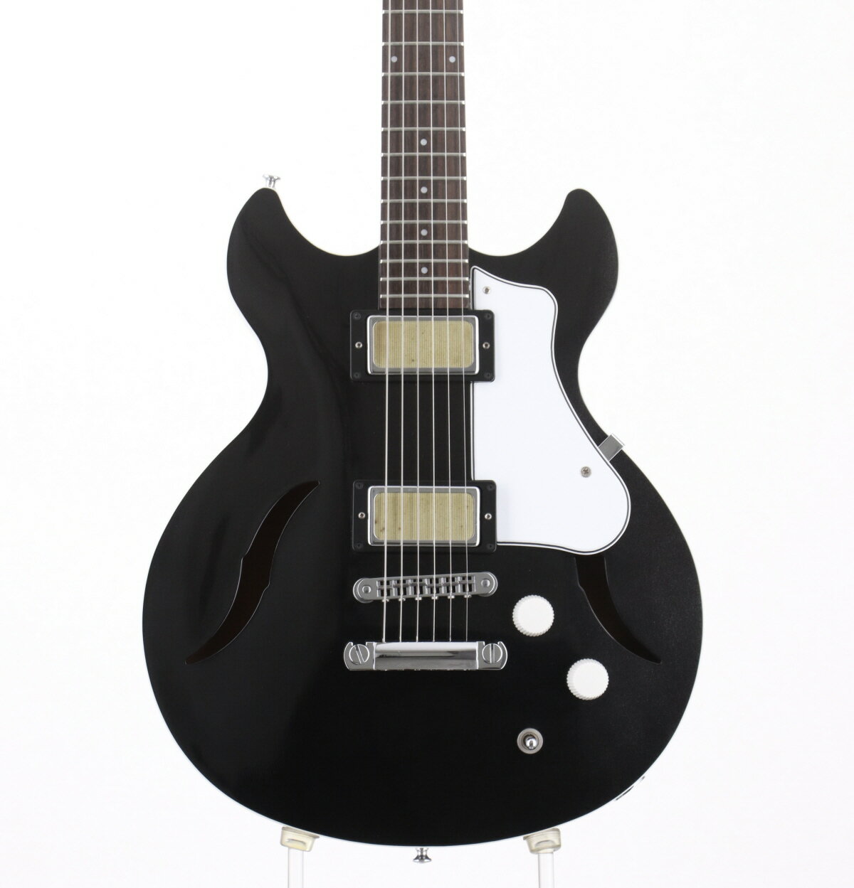 アメリカの老舗ギターメーカーHarmony社のセミホロウボディモデル。 ボディとネックはジェニュインマホガニー、指板はローズウッド。 フレット擦り合わせを行っております。 トラスロッドカバー（取り付けネジ含む）が取り外され欠品しております。 ピックガードに弾きキズが見られ、ボディに擦りキズが有り、金属パーツにてくすみやピッツがございます。 その他擦れやくすみなどございますが、比較的きれいな状態で、コンディションは良好です。 ■ネックコンディション:良好 ■トラスロッド:締め/緩め方向に余裕あり ■フレット残り:70-80％ ■製造国:アメリカ ■ケース:ソフトケース（ギグケース）/非純正 ■付属品:レンチ ■商品ランク:B＋：多少傷はあるが通常使用する用途において問題なし ■シリアルナンバー:2220249 ■重量:2.74kg ■保証:12ヶ月 情報更新は迅速を心がけておりますが、店頭販売中の商品の為万が一売切れの際はご容赦の程お願い申し上げます。