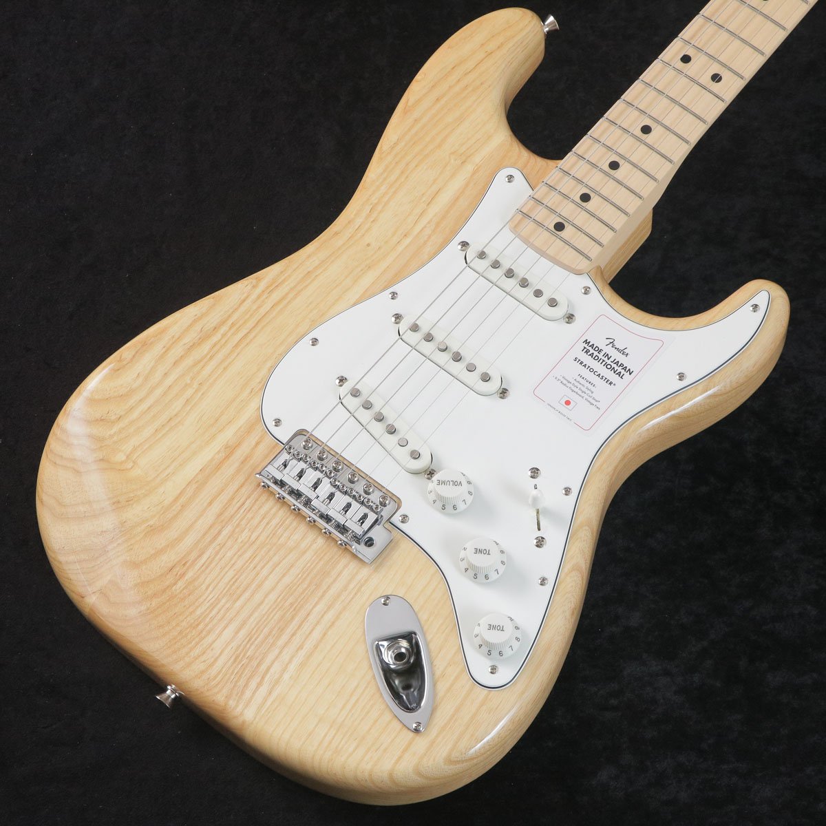 日本製フェンダーの大人気シリーズ『Made in Japan Traditional』がリニューアルして登場！！ 70s Stratocaster フェンダーの伝統的な楽器製作の美学と日本の洗練されたクラフトマンシップを融合することで導き出されたMade in Japan Traditionalシリーズ。フェンダーの正統なDNAが、確かなMade in Japanクオリティで蘇ります。 Made in Japan Traditional 70s Stratocasterはグロスフィニッシュのアッシュボディを採用。21本のヴィンテージスタイルフレットを装備した9.5インチラジアスの”U” シェイプメイプルネックがTraditionalシリーズならではのクラシカルな演奏性を提供します。6サドル式ヴィンテージスタイルSynchronized Tremoloブリッジ、そしてTraditionalシリーズのために選定されたオリジナルピックアップはリアルで音楽的なヴィンテージトーンを奏でます。細めに設計されたナット幅は日本のプレイヤーにも弾きやすい仕様となっています。堅実なギタークラフトマンシップと、プレイヤーのニーズに柔軟に対応する答えが、本シリーズに反映されています。 【主な仕様】 ボディ Ash ボディフィニッシュ Gloss Polyester ボディシェイプ Stratocaster ネック Maple ネックフィニッシュ Gloss Urethane ネックシェイプ "U" Shape スケール 25.5" (648 mm) フィンガーボード Maple フィンガーボードラジアス 9.5" (241 mm) フレットナンバー 21 フレットサイズ Vintage ナット Bone ナット幅 1.615" (41.02 mm) ポジションインレイ Black Dot ブリッジピックアップ Vintage-Style Single-Coil Strat ミドルピックアップ Vintage-Style Single-Coil Strat ネックピックアップ Vintage-Style Single-Coil Strat コントロール Master Volume, Tone 1. (Neck Pickup), Tone 2. (Middle Pickup) ピックアップスイッチ 5-Position Blade: Position 1. Bridge Pickup, Position 2. Bridge and Middle Pickup, Position 3. Middle Pickup, Position 4. Middle and Neck Pickup, Position 5. Neck Pickup ピックアップコンフィギュレーション SSS ブリッジ 6-Saddle Vintage-Style Synchronized Tremolo ハードウェアフィニッシュ Nickel/Chrome チューニングマシーン Fender Vintage "F" Stamped ピックガード 3-Ply Eggshell コントロールノブ Eggshell ストリング Nickel Plated Steel (.009-.042 Gauges) ケース/ギグバッグ Gig Bag ■付属品：ソフトケース、メーカー保証書、トレモロアーム ■保証:2年 JAN 0885978483792 個体情報 シリアルナンバー　JD25018919 重量　3.72kg