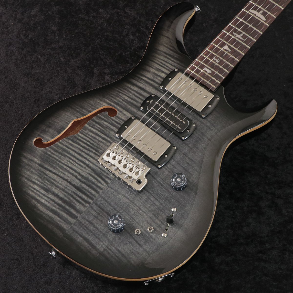 Professional Quality. Classic PRS Design. Shape Your Tone. Define Your Style. PRS SE Special Semi-Hollowは、従来のPRSが誇る高いプレイヤビリティとサウンド・クオリティを兼ね備えつつ、これまでにない新たなサウンド・ヴァリエーションを求めるプレイヤーに最適なモデルです。 セミホロウ構造特有の空気感のある響きに加え、PRSが開発した革新的なピックアップNarrowfieldを組み合わせたH-MH(ミニハム)-Hピックアップ・レイアウトを採用。さらに、直感的な操作を可能にした多彩なスイッチング・システムにより、多彩なサウンドコントロールが実現しました。 セミホロウ構造はサステインや胴鳴りの向上にもつながり、加えてFホールがルックス面での魅力を引き立てています。 22フレット、25インチ・スケールのメイプル・ネックには、PRSのアイコンであるバード・インレイを施したローズウッド指板を組み合わせ、高いプレイヤビリティと視覚的な魅力を生み出しています。 本モデルは2基の58/15 LT “S”ピックアップとミドル・ポジションに搭載されたPRS Narrowfield DD “S”との組み合わせにより、ウォームで奥行きのあるハムバッカー・サウンドから煌びやかで力強くチャイミーなシングルコイル・サウンドまで、幅広いトーン・レンジをカヴァーします。 3基のピックアップが織りなす豊富なサウンド・ヴァリエーションを持つPRS SE Special Semi-Hollowは、ジャズ、ブルース、ロックをはじめとした多彩なジャンルに対応し、ギタリストの表現力を最大限引き出しつつ、演奏環境を問わず高いニーズに応えられる頼れる存在となるでしょう。 PRS SEとは PRS SEシリーズの歴史は2001年にスタートします。1982年頃よりPRSギターをメインで使用してきたレジェンドギタリストCarlos Santana氏により、「学生でも手に入れられる低価格で、PRSの高い品質が味わえるギターが作れないか」と提案された事から開発が始まり、晴れて2001年に初代のSEモデル「Santana SE」が発表されるに至りました。?その為、SEシリーズは「Student Edition」「Santana Edition」の略称とされています。 その後の度重なるバージョンアップ、品質改良の末、現在ではSEシリーズは単なる廉価版ではく「実際にプロの現場でも使用できるギター」と称されるほど完成度の高いギターに仕上がり、PRS Guitarsの魅力と選択肢を広げるシリーズとしての地位を確立しました。2019年よりインドネシアで生産開始されたSEシリーズは、それ以前までの韓国製SEシリーズよりも更に品質が改良され、現在ではSEシリーズコレクターが出現するまでに至っています。 USA製PRSとは木材のクオリティ、塗料、パーツの違いはありますが、PRS本社からエンジニアを頻繁に派遣、直接指導を行うことで、その結果生産ラインがUSA工場と同様の製造工程を経て生産されるようになりました。PRS SEシリーズ専用に用意・開発された木材やパーツは「如何に価格を抑えながら最良の音質を確立できるか？」を念頭に最適化（スペックパッケージング、サウンド調整）が行われており、其の結果、年を追うごとにスペックが変遷・改良されます。それはUSA製同様、ギタークラフトマン「ポール・リードスミス氏」の「イズム」であり、これこそがPRSギターの真髄であり魅力です。ですので、SEシリーズは単なる「Student Edition」ではなく 「Special Edition」 とも云うべきシリーズなのです。 ■付属品：ギグバッグ、トレモロアーム、メーカー保証1年 ※ 新品購入日から30日以内に「PRS製品登録」を完了いただく必要がございます。 JAN 0825362188407 個体情報 シリアルナンバー　CTI H010270 重量　3.44kg S:新品 製品仕様 Body Construction Semi-Hollow Body with Single F-HoleTop Wood MapleVeneer Figured MapleBack Wood MahoganyTop Carve Shallow ViolinNumber of Frets 22Scale Length 25"Neck Wood MapleNeck Construction Multi-PlyTruss Rod PRS Double-ActingNeck Shape Wide ThinNeck Depth at the 1/2 Fret 13/16"Neck Depth at the 12th Fret 57/64"Neck Width at the Nut 1 11/16"Neck Width at the Body 2 1/4"Fretboard Wood RosewoodFretboard Radius 10"Fretboard Inlay BirdsHeadstock Logo Signature ""SE""Neck/Body Assembly Type SetBridge PRS Patented TremoloTuners PRS Designed TunersHardware Type NickelNut PRSTruss Rod Cover "Special"Treble Pickup 58/15 “S”Middle Pickup Narrowfield DD “S”Bass Pickup 58/15 “S”Controls Volume and Tone Controls with 5-Way Blade Pickup Switch and Two Mini-Toggle Coil Tap SwitchesStrings PRS Classic 10-46Tuning Standard &#40;6 String&#41; Case Gig Bag