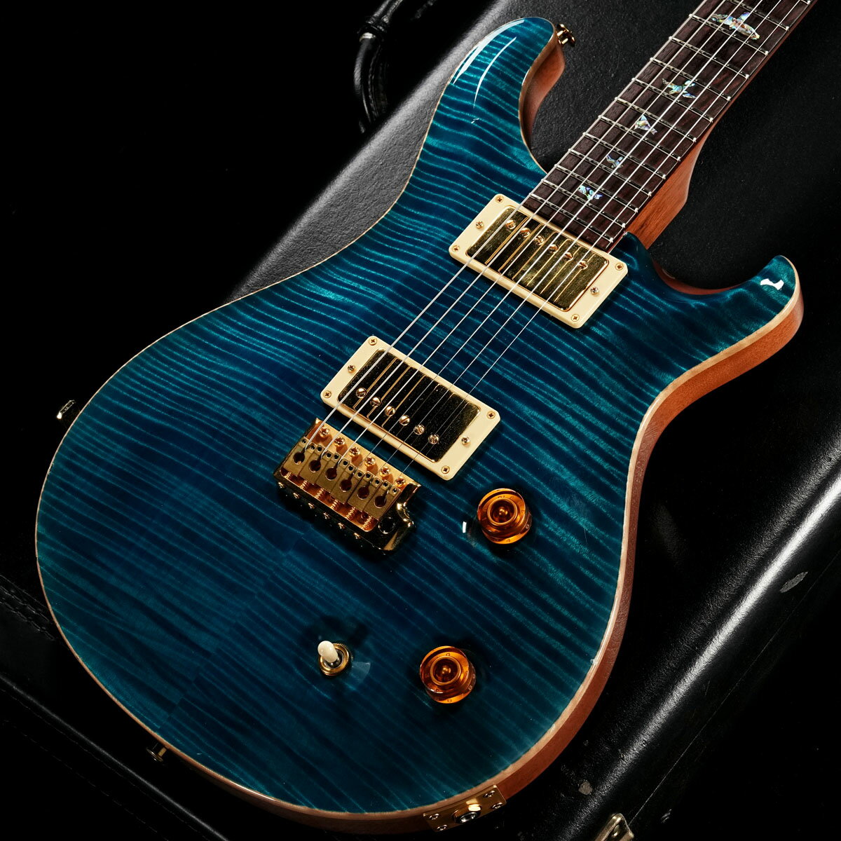 2003年製、ブルーマテオカラーの「Custom 22 Artist Package」が中古で入荷！アーティストグレードのメイプルトップ+ヘッド部分にローズウッドの化粧板+パウアバードインレイ、ゴールドハードウェアが採用された通称“アーティストパッケージ”の個体です。【Custom 22】Custom24に比べて国内入荷数が極端に少なく、異なるキャラクターを持つCustom22。フレット数が代表モデル『Custom 24』より2フレット少なく、それによる組み込み、PUの位置などの違いで24よりもよりリッチで音楽的なサウンドが魅力のPRS定番モデルの一つです。【ボディ・ネック・指板】ボディにはフレイムメイプルトップ、マホガニーバック、マホガニーネックと王道の組み合わせ。指板にはインディアンローズウッドを採用。【ネックシェイプ】ネックシェイプは「Wide Fat」を採用。適度な厚みで弾きにくさを感じさせない、程よいグリップ感のあるネックシェイプでございます。【ピックアップ】ピックアップには人気の高い「Dragon II」を搭載。クリアでありながら豊かなミッドレンジを持ち、繊細なニュアンスからパワフルなリードトーンまで、プレイヤーの表現を最大限に引き出します。コントロールは 1ボリューム、1プッシュ/プル・トーン、3ウェイトグルスイッチ の構成で、多彩なサウンドバリエーションを提供。【セレクターetc】また3Wayトグルスイッチ＋コイルタップ仕様ですので、より直感的に演奏が可能となっております。長年様々なジャンルのギタリストたちに愛されてきたPRS。ライブ、セッション、レコーディングなど様々なフィールドで最大限のパフォーマンスを感じていただけるはずです。【コンディション】当社リペアセンターにて全体調整とフレットすり合わせをしておりますので、安心してお使いいただけます。買取時、使用感が強く全体的に白濁等も見られましたが、大部分が消えました。ネックを中心に部分的にどうしても残ってしまった箇所がございますが、かなり良い状態になったかと思われます。パーツのくすみもある程度取り、元の状態をある程度復元できたと思います。その他細かな傷や打痕がございますが、ネック、フレット・トラスロッド等、演奏に関わるコンディション全て問題ございません。また入荷時、当社リペアセンターにて全体調整、フレットすり合わせ、クリーニングをしておりますので、安心してお使いいただけます。 ※中古品につき、傷・打痕等、写真に写りにくい部分や記載以外の傷があります。予めご了承くださいませ。 ※トラスロッド、フレット残り、弦高等の記載がある場合は当社スタッフがセットアップ時に計測したものであり、 気候、湿度等、環境の違いによる影響等で、変化が起こります。数値は購入時の参考としてご利用いただく事を想定しており、 お手元に届いた際に同数値である事をお約束するものではございません。 ※こちらの商品は現物1点限りを、店頭展示を含め複数のモールに同時掲載しております。 売却に伴う商品情報の削除は迅速を心掛けておりますが、必ずしもリアルタイムではございません。 ご注文後に万一売り切れとなっておりました際は、誠に申し訳ございませんがご容赦くださいませ。 製品仕様 商品ランクB＋：多少傷はあるが通常使用する用途において問題なし保証期間12ヶ月シリアルナンバー3 76737製造年2003製造国アメリカケースオリジナルハードケース　※使用感あり付属品アーム、スペックタグ欠品重量3.81kgトラスロッド【問題なし】ロッド左右60度まで確認済みにて問題なしフレット残り【問題なし】充分なフレット高さあり弦高低音弦側12フレット上 2.0mm弦高高音弦側12フレット上 1.5mmナット幅43.1mmネック厚1フレット付近22.3mmネック厚12フレット付近24.9mmスケール635mm &#40;25"&#41;RADIUS254mm &#40;10"&#41;セットアップ時の弦ERNIE BALL 2221 / .010-.046 set変更箇所5Wayロータリースイッチ ⇒3Wayトグルスイッチ + Coil Tapリペア・メンテナンス箇所クリーニング・弦交換・ロッド調整・オクターブ調整・弦高調整・フレットすり合わせ、白濁消し