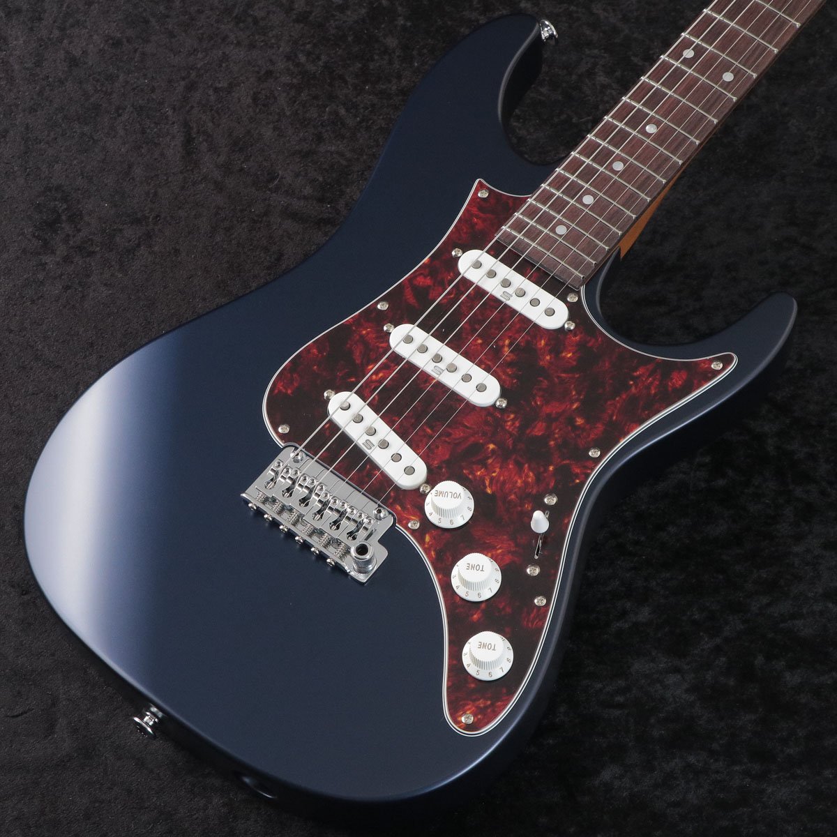 ブレンダー機能を搭載したSSS配列 新カラー・モデル！ 新世代ギタリストのスタンダード・モデル、AZ”幅広く使えるクリーントーン”をコンセプトとして生み出した”AZ-N” ブレンダー機能を搭載したSSS配列 新カラー・モデル！ ■AZ専用 Oval C（オーヴァルC）シェイプの S-TECH WOOD（エステック・ウッド）ローステッド・メイプル・ネック ■ローズウッド材を採用したコンパウンド・ラディアス指板（ナット部228mmR〜指板エンド部305mmR） ■セイモア・ダンカンと共同開発した Fortuna （フォーチューナ）ピックアップ ■ジャック側のトーン・ノブの回し具合と 5-Wayピックアップ・セレクター位置の組み合わせで、フロントまたはリア・ピックアップのミックス具合が調節可能な、ブレンダー機能を搭載。 ■ノンリセス・キャビティにマウントした、スチール製・サドル & イナーシャ・ブロック搭載の Gotoh製T1502Sトレモロ・ブリッジ ■ポストの高さ調整が可能な H.A.P.機能付き Gotoh Magnum Lockマシンヘッド ■蓄光の”Luminlay”指板サイド・ドット・ポジション ■ジャンボサイズ・ステンレス・フレット ■牛骨ナット ■付属品：ハードケース、トレモロアーム、調整用レンチ、メーカー保証書 JAN 4549763364395 個体情報 シリアルナンバー　F2513656 重量　3.34kg 製品仕様 Neck type AZ Oval C S-TECH WOOD Roasted Maple neckBody Alder bodyFretboard Rosewood fretboard w/Mother of Pearl dot inlay & Luminlay side dot inlayFret Jumbo Stainless Steel frets w/Prestige fret edge treatmentNut BoneMachine head Gotoh Magnum Lock machine heads w/H.A.P.Bridge Gotoh T1502S tremolo bridgeNeck pickup Seymour Duncan Fortuna &#40;S&#41; neck pickupMiddle pickup Seymour Duncan Fortuna &#40;S&#41; middle pickupBridge pickup Seymour Duncan Fortuna &#40;S&#41; bridge pickupControls, Pickup selector 1 Volume, 1 Tone, 1 Blender, 5-way lever switchHardware color ChromeString gauge .010/.013/.017/.026/.036/.046 &#40;D&#39;Addario EXL110&#41;Scale 648mm/25.5”a : Width at Nut 42mmb : Width at Last Fret 56.4mmc : Thickness at 1st 20.5mmd : Thickness at 12th 22.5mmRadius 228 to 305mmR COMPOUND