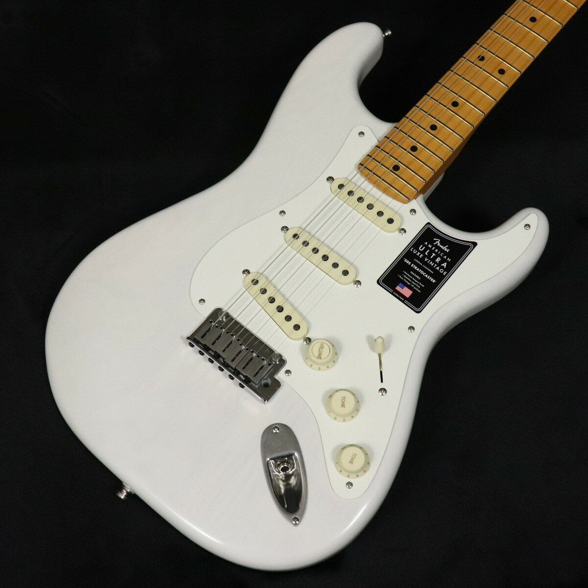 USA製フラグシップUltra Luxe Vintage シリーズ登場！『Heirloomエイジドラッカーフィニッシュ』のUSA製フラグシップ、American Ultra Luxe Vintage シリーズ登場！革新とクラフトマンシップの頂点を象徴するFender American Ultra Luxeは、プレミアムエレクトリックギターの新たな基準を打ち立てます。American Ultra Luxe Vintageシリーズは、フェンダーの伝統的なタイムレスでクラシックな気品と妥協のないモダンなパフォーマンスが融合したモデルをラインナップしています。American Ultra Luxe Vintage 50s Stratocasterは、厳選されたアッシュまたはアルダー材をボディに使用し、洗練された滑らかなコンターデザインがHeirloomエイジドラッカーフィニッシュを引き立てます。精緻な演奏性を追求したModern “D”シェイプのクォーターソーンメイプルネックには、Ultraロールドエッジ加工が施され、ステンレススチールミディアムジャンボフレット、蓄光式Luminlayサイドドット、Graph Tech TUSQナットといったハイスペックを実現。※塗装について※こちらのギターはFender社の新しい塗装方法『Heirloomニトロセルロースラッカーフィニッシュ』をボディとネックに採用しているシリーズです。ヴィンテージギターの様な魅力とサウンドを再現する為に塗装にあえてウェザーチェックや打痕を施した塗装です。1本1本ウェザーチェックや打痕の入り方は異なります。予めご承知おきの上お買い求めくださいませ。 ■重量：3.61kg■JAN：0885978226542■付属品：ハードケース、トレモロアーム、調整用レンチ、メーカー保証書 ※こちらの商品は現物1点限りを、店頭展示を含め複数のモールに同時掲載しております。 売却に伴う商品情報の削除は迅速を心掛けておりますが、必ずしもリアルタイムではございません。 ご注文後に万一売り切れとなっておりました際は、誠に申し訳ございませんがご容赦くださいませ。 製品仕様 ModelFender / American Ultra Luxe ‘50s Stratocaster Maple Fingerboard White BlondeBody MaterialAshBody FinishHeirloom Nitrocellulose LacquerNeckMaple, Augmented “D”Neck FinishSatin LacquerFingerboardMaple, 10” to 14” Compound Radius &#40;254 mm to 355.6 mm&#41;Frets22, Medium Jumbo Stainless SteelPosition InlaysBlack DotNut Material/WidthTUSQ, 1.685” &#40;42.8 mm&#41;Tuning MachinesDeluxe Cast/Sealed LockingScale Length25.5” &#40;64.77 cm&#41;Bridge2-Point Deluxe Synchronized Tremolo with Pop-In ArmPickguard1-Ply ParchmentPickupsPure Vintage ‘61 Single-Coil Strat &#40;Bridge&#41;, Pure Vintage ‘61 Single-Coil Strat &#40;Middle&#41;,Pure Vintage ‘61 Single-Coil Strat &#40;Neck&#41;Pickup Switching5-Position Blade Special ElectronicsS-1 Switch Adds Neck Pickup Into Positions 1 and 2ControlsMaster Volume &#40;with S-1 Switch&#41;, Tone 1. &#40;Neck/Middle Pickups&#41;, Tone 2. &#40;Bridge Pickup&#41;Control KnobsAged White Soft Touch KnobsHardware FinishNickel/ChromeStringsFender USA 250L Nickel Plated Steel &#40;.009-.042 Gauges&#41;, PN 0730250403Case/Gig BagDeluxe Hardshell