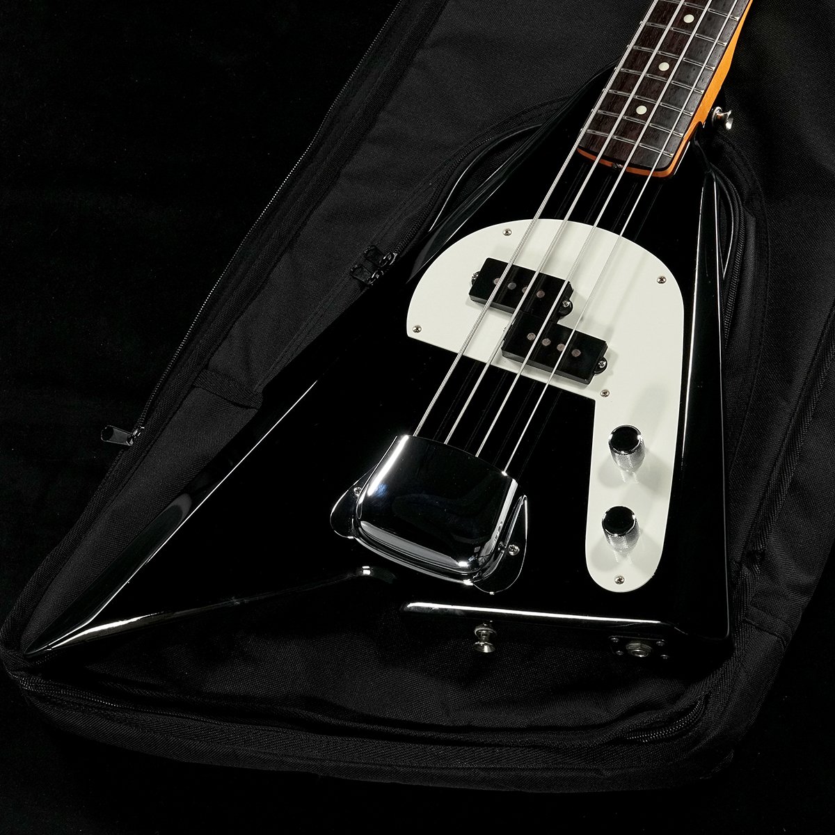 即売れ必至！Fender Japan Hama Okamoto Katana Bassが入荷致しました！少々打痕など使用感がございますが、Vシェイプにありがちなトンガリ部分の塗装欠けはございません。金属パーツにくすみがございますが、トラスロッド、フレット等問題ございません。超軽量で今となってはレアで大人気なモデルでございます。お早めにどうぞ！※純正ソフトケース、レンチ付属 ※中古品につき、傷・打痕等、写真に写りにくい部分や記載以外の傷があります。予めご了承くださいませ。 ※トラスロッド、フレット残り、弦高等の記載がある場合は当社スタッフがセットアップ時に計測したものであり、 気候、湿度等、環境の違いによる影響等で、変化が起こります。数値は購入時の参考としてご利用いただく事を想定しており、 お手元に届いた際に同数値である事をお約束するものではございません。 ※こちらの商品は現物1点限りを、店頭展示を含め複数のモールに同時掲載しております。 売却に伴う商品情報の削除は迅速を心掛けておりますが、必ずしもリアルタイムではございません。 ご注文後に万一売り切れとなっておりました際は、誠に申し訳ございませんがご容赦くださいませ。 製品仕様 商品ランクB＋：多少傷はあるが通常使用する用途において問題なし保証期間12ヶ月シリアルナンバーJD21016199製造年2021製造国日本ケース純正ソフトケース重量3.13kgトラスロッド【問題なし】ロッド左右60度まで確認済みにて問題なしフレット残り【問題なし】充分なフレット高さあり弦高低音弦側12フレット上 2.5mm弦高高音弦側12フレット上 2.0mmナット幅41.0mmネック厚1フレット付近21.1mmネック厚12フレット付近24.7mmスケール813mm &#40;32"&#41;RADIUS184mm &#40;7.25"&#41;セットアップ時の弦D&#39;Addario EXL160M / .050-.105 setリペア・メンテナンス箇所クリーニング・弦交換・ロッド調整・オクターブ調整・弦高調整