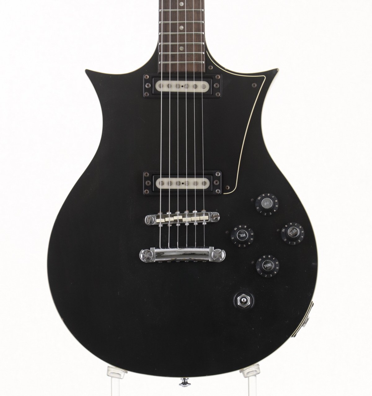 YAMAHA SX-80が中古で入荷。 フレットのすり合わせ調整を行っておりますのでプレイコンディションは問題無く十分お使い頂ける状態です。フレットは低めです。ペグがGroverへ交換されております。ヘッドロゴ塗装不良（剥がれ）全体に打痕、スクラッチなど多め。またパーツに錆び、くすみ、バインディングに変色。使用感は強いです。こちらの商品は弊社入荷後、弦を新品に張り替えを行い、弊社リペア部門にて各部クリーニング、メンテナンス＆セットアップを行っております。また購入後安心して永くお使い頂ける様、新品同様に1年間の保証をお付けしております。 ※中古品につき、傷・打痕等、写真に写りにくい部分や記載以外の傷があります。予めご了承くださいませ。 ※トラスロッド、フレット残り、弦高等の記載がある場合は当社スタッフがセットアップ時に計測したものであり、 気候、湿度等、環境の違いによる影響等で、変化が起こります。数値は購入時の参考としてご利用いただく事を想定しており、 お手元に届いた際に同数値である事をお約束するものではございません。 ※こちらの商品は現物1点限りを、店頭展示を含め複数のモールに同時掲載しております。 売却に伴う商品情報の削除は迅速を心掛けておりますが、必ずしもリアルタイムではございません。 ご注文後に万一売り切れとなっておりました際は、誠に申し訳ございませんがご容赦くださいませ。 製品仕様 商品ランクB：かなり、傷＆使用感はあるが、通常使用する用途において問題なし保証期間12ヶ月シリアルナンバー37672ケース純正ハードケース重量2.90kgトラスロッド【問題なし】ロッド左右60度まで確認済みにて問題なしフレット残り【不良あり】次回修理時は打ち換えの検討が必要弦高低音弦側12フレット上 2.0mm弦高高音弦側12フレット上 1.5mmセットアップ時の弦ERNIE BALL 2221 / .010-.046 setリペア・メンテナンス箇所クリーニング・弦交換・ロッド調整・オクターブ調整・弦高調整・フレットすり合わせ