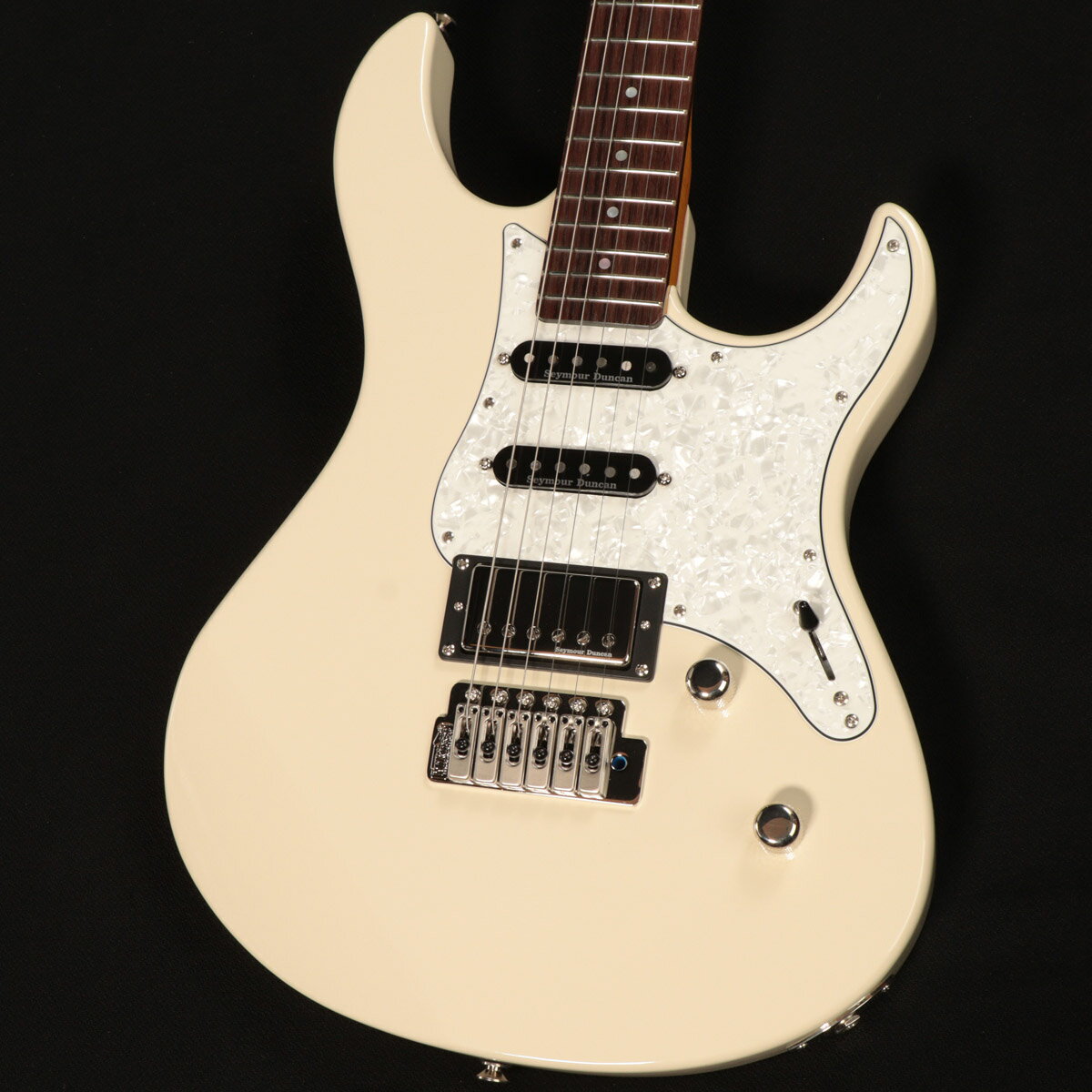 パシフィカ上位機種の600シリーズにNewモデル誕生！ 【主な特徴】 ■Seymour Duncan社製SSL-1＆カバードハムバッキングCustom5搭載 ■グラフテック TUSQ ナットとリテイナー採用 ■Grover社製Lockingチューナー採用 ■Wilkinson社製トレモロブリッジVS-50搭載 ■アルダー・ボディ＆メイプル・ネック＆ローズウッド指板 ■5ポジション・セレクター付きS/S/Hピックアップ構成 ■コイルタップ機能を搭載し幅広いサウンメイキングが可能 ピックアップはフロントにSeymour Duncan社製のSSL-1を、センターには同社製のSSL-1 RwRp、リアには同社製のカバードハムバッキングCustom5を搭載。3ピックアップ搭載で様々な音楽ジャンルに対応可能。 モダンな外観、ピックガードカラーを採用しています。 ●多彩な音楽ジャンルに対応できるピックアップコンフィグレーション ピックアップはフロントにSeymour Duncan社製のSSL-1を、センターにはSSL-1 RwRp 、リアにはカバードハムバッキングCustom5を搭載。きらびやかな高域を持つクリーントーンが特長のSSL-1/SSL-1RwRpと適度にブライト感を抑えながら粘りのある独特なハムバッキングサウンドを創出するカバードCustom5のコンビネーションは、幅広い音作りに対応可能。リアハムバッカーにはコイルタップも搭載され、多彩な音楽ジャンルで活躍できる1本に仕上がっています。 ●クオリティの高いパーツを搭載 トレモロユニットには、Wilkinson社製VS-50を採用。スムースなアーミングを実現しながらもGrover社製ロッキングチューナーとGraph Tech社製 Black TUSQ ナットとストリンングリテーナーとの組み合わせにより、安定したチューニングを実現します。 ●高い演奏性を実現したボディ＆ネック 演奏性を高める為に入念に計算しカットされたコンター部分など、体にフィットする非常にバランスのとれた形状となっており、長時間の演奏でも快適なプレイヤビリティを実現しています。ネックは高い評価を得ているPacificaシリーズのネックシェイプを踏襲しつつ、ネック背面には高級感のある外観と適度なグリップ感を実現するグロスフィニッシュと木材の質感を感じつつ、滑らかに手に馴染むサテンフィニッシュの2パターンをラインアップ！ 主な仕様 ボディ : アルダー ネック : メイプル ネックフィニッシュ : グロス仕上げ 指板 : ローズウッド22F（350R） 弦長 : 648mm 弦間ピッチ : 10.5mm ペグ : Grover ロッキングチューナー ナット : Graph Tech Black TUSQ（41mm） ブリッジ : Wilkinson VS50-6 ピックアップ : Seymour Duncan SSL-1/Seymour Duncan SSL-1RwRp/Seymour Duncan Custom5 コントロール : マスターボリューム/マスタートーン（コイルタップスイッチ）/5Pセレクター・スイッチ ハードウェア : ニッケル ■ シリアル : ILH184062 ■ 重量 : 3.69kg ■ JAN : 4957812709507 ■ 付属品：ソフトケース、メーカー1年保証 複数のサイトに掲載しておりますため、他のサイトにて既にご販売済みである場合もございます。 売却に伴う商品情報の削除は迅速を心掛けておりますが、ご注文後に万一売り切れとなっておりました際は誠に申し訳ございませんがご容赦くださいませ。