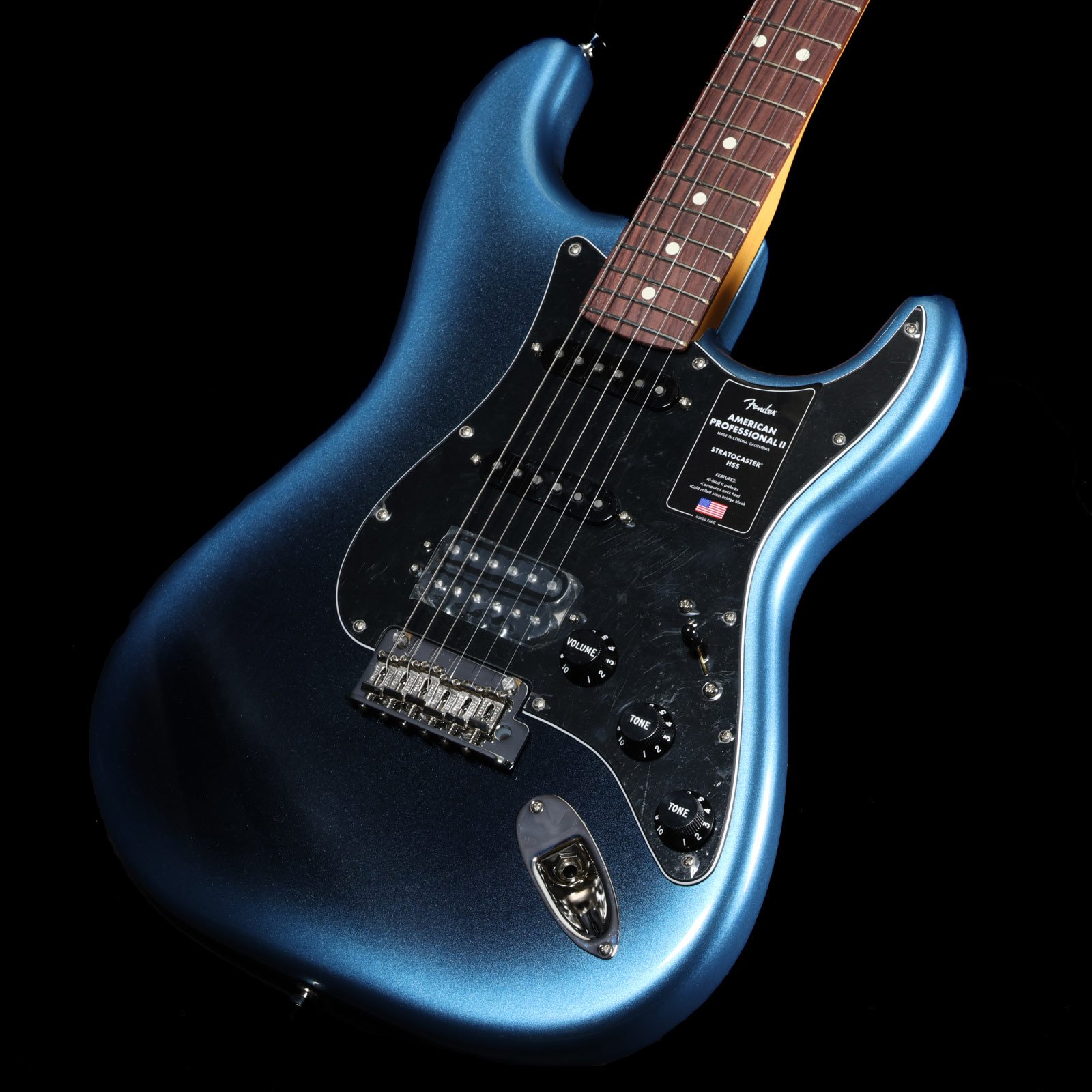 プロアマ問わず大人気のUSA製フェンダー、アメプロがパワーアップして登場！American Professional II Stratocaster HSS Rosewood Fingerboard Dark NightAmerican Professional II Stratocaster HSSは、60年以上に渡る革新、インスピレーション、進化を経て、現代のプレイヤーの要求に応えます。高い人気を誇るDeep Cシェイプネックは、丁寧にエッジがロールオフされ、至高の演奏体験を約束する"Super-Natural"サテン仕上げが施されています。また新たに設計されたネックヒールを採用し、快適なフィーリングとハイポジションへの容易なアクセスを実現しました。新しいV-Mod II Stratocaster Single-Coilピックアップは、ベルのような輝きとウォームさを両立し、これまで以上に繊細で魅力的なサウンドを実現しています。Double Tapブリッジピックアップはパンチのあるトーンと、Push-Push式コントロールによりバランスの取れたシングルコイルトーンに瞬時に切り替え可能です。コールドロールド（冷間圧延成型式）スチールブロックを採用した2点支持トレモロは、サスティン、明瞭度、ハイエンドの煌びやかさを向上させています。American Professional II Stratocaster HSSの手に馴染む感覚とサウンドの多様性は、手に取り、耳にした瞬間、すぐにお分かりいただけることでしょう。プロの楽器の新たなスタンダードとなるような幅広い改良が、American Professional IIシリーズには詰め込まれています。■シリアル：US25055992■重量：3.74kg■付属品：トレモロアーム、レンチ、ハードケース、メーカー正規保証書複数のモールに掲載されているため、売却に伴う商品情報の削除は迅速を心掛けておりますが必ずしもリアルタイムではございませんので、ご注文後に万一売り切れとなっておりました際は誠に申し訳ございませんがご容赦くださいませ。 製品仕様 Body MaterialAlderBody FinishGloss UrethaneControlBlack PlasticFingerboardRosewoodHardware FinishNickel/ChromeNeck Finish“Super-Natural” Satin Urethane Finish on Back of Neck with Gloss Urethane Headstock FacePickguard3-Ply BlackPosition InlaysWhite DotNeckMapleNeck ShapeDeep "C"Scale25.5" &#40;648 mm&#41;Fingerboard Radius9.5" &#40;241 mm&#41;Frets22Frets SizeNarrow TallNutBoneNut Width1.685" &#40;42.8 mm&#41;Bridge PickupV-Mod II Double Tap HumbuckingMiddle PickupV-Mod II Single-Coil StratNeck PickupsV-Mod Single-Coil StratControlsMaster Volume, Tone 1. &#40;Neck/Middle Pickups&#41;, Tone 2. &#40;Bridge Pickup&#41;Pickup Switching5-Position Blade: Position 1. Bridge Pickup Position 2. Bridge and Middle Pickup Position 3. Middle Pickup Position 4. Middle and Neck Pickup Position 5. Neck PickupBridge2-Point Synchronized Tremolo with Bent Steel Saddles, Pop-In Tremolo Arm and Cold-Rolled Steel BlockTuning MachinesFender Standard Cast/Sealed StaggeredStringsFender USA 250L Nickel Plated Steel &#40;.009-.042 Gauges&#41;, PN 0730250403Case/Gig BagDeluxe Molded Case &#40;Included&#41;