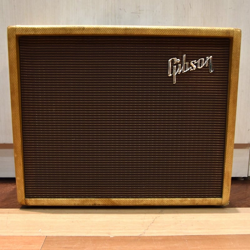 GIBSON 1961年 GA-20T が入荷しました！■ギブソン・ヴィンテージ・ツイード・カバーリング・アンプの中位機種のチューブアンプ■ウォームで豊かなクリーントーンと、歪みの乗ったブルージーなサウンドが魅力■オリジナルのトレモロ機能を搭載し、ヴィンテージならではの揺らぎを演出■12インチスピーカーによる迫力ある出力と、コンボアンプならではの扱いやすさ■専門部署により コントロールポット洗浄、ジャック接点研磨洗浄、簡易点検済みで安心の動作確認■サイン（落書き）のクリーニング除去は不可、現状渡しとなります■真空管構成：5Y3 ×1、6V6 ×2、6SQ7 ×1、5879 ×1、12AX7 ×1、12AY7 ×1■スピーカーはJensen USA製P12R ×1搭載 専門部署にてメンテナンスス実施致しました。使用感 経年劣化 傷などはありますが 動作は良好で 現状での販売となります。希少なビンテージアンプ　ご検討の方はお早めに！ ※中古品につき、傷・打痕等、写真に写りにくい部分や記載以外の傷があります。予めご了承くださいませ。 ※こちらの商品は現物1点限りを、店頭展示を含め複数のモールに同時掲載しております。 売却に伴う商品情報の削除は迅速を心掛けておりますが、必ずしもリアルタイムではございません。 ご注文後に万一売り切れとなっておりました際は、誠に申し訳ございませんがご容赦くださいませ。 製品仕様 商品ランクB＋：多少傷はあるが通常使用する用途において問題なしシリアルナンバー38527ケースソフトカバー保証3ヶ月説明書無し
