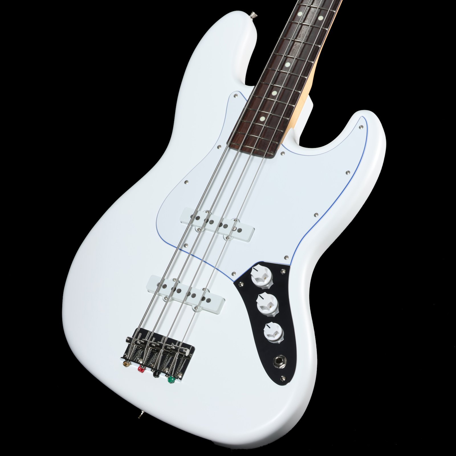 白と青を基調とした『Blanc』シリーズが限定生産にて登場！ Made in Japan Limited Hybrid II Jazz Bass, Blancは、フランス語で白を表す”Blanc”をモデル名に採用した、白と青を基調とした純白で爽やかなルックスの製品です。 サテン仕様のホワイトなボディに、目を引くブルーのセンターレイヤーを纏った3-Plyホワイトピックガードを搭載しており、ボディとマッチングさせたヘッドに輝くブルーメタルロゴと相まって軽快な雰囲気を醸し出します。 プラスチックパーツも全てホワイトで統一することで、より純白さを際立たせます。 ベースとなっている、Hybrid II Jazz Bassは、定評あるアルダーボディにスタッガードポールピース仕様のHybrid II Custom Voiced Single Coilピックアップを装備し、ヴィンテージスタイルのブリッジの下にはサスティンブロックを搭載。 ヴィンテージスタイルチューナー、サテンフィニッシュのネック、Modern “C”シェイプに9.5インチラジアスの指板とナロートールフレットがスムーズなプレイヤビリティを提供します。※本製品は2025年の限定生産品です。 ■シリアル：JD25015144■重量：4.15kg■付属品：ソフトケース、調整用レンチ、メーカー保証書 製品仕様 Body MaterialAlderBody FinishSatin UrethaneNeckMaple, Modern “C”Neck FinishSatin UrethaneFingerboardRosewood, 9.5” &#40;241 mm&#41;Frets21, Narrow TallPosition InlaysWhite Dot &#40;Rosewood&#41;Nut &#40;Material/Width&#41;Bone, 1.5” &#40;38.1 mm&#41;Tuning MachinesVintage-StyleScale Length34” &#40;86.36 cm&#41;Bridge4-Saddle Vintage-StylePickguard3-Ply White/Blue/WhitePickupsHybrid II Custom Voiced Single Coil Jazz Bass &#40;Bridge&#41;, Hybrid II Custom Voiced Single Coil Jazz Bass &#40;Middle&#41;Pickup SwitchingNoneControlsVolume 1. &#40;Middle Pickup&#41;, Volume 2. &#40;Bridge Pickup&#41;, Master ToneControl KnobsWhiteHardware FinishNickel/ChromeStringsNickel Plated Steel &#40;.045-.105 Gauges&#41;Case/Gig BagIncluded