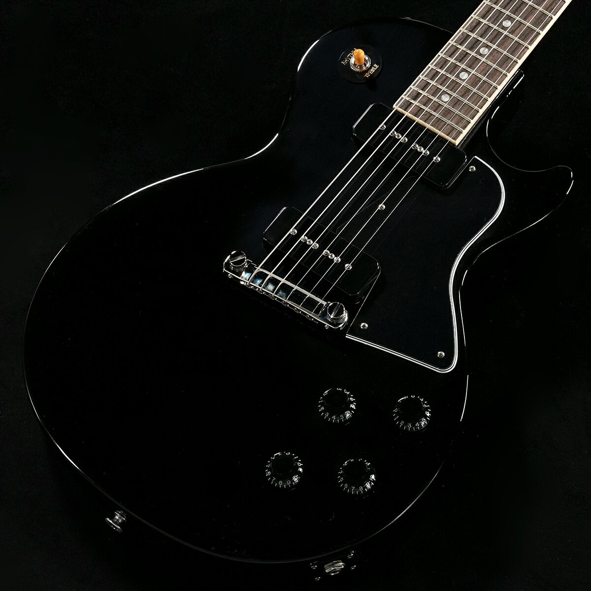 Les Paul Specialに待望のEbonyカラーが追加！独特のルックスとストレートなサウンドが魅力のレスポールスペシャル！このギターを心待ちにしていたプレイヤーも多いのではないでしょうか。もともとスチューデントモデルとして登場したスペシャルはその独特のルックスとシンプルな構造、サウンドで様々なギタリストに愛用されてきました。ソリッド・マホガニーボディーに2基のP-90を搭載したシンプルなレスポールです。太目の50年代使用のネックシェイプも握りやすいネックです。近年のギブソンに見られる基盤でなく、ハンドワイヤードの電装にはオレンジドロップキャパシターを搭載！ホワイトボタンペグ、テールピース一体型のブリッジと往年の仕様を意識した拘りが満載でございます。使い込むほどに手に馴染み、より一層オールド感が引き立つ至極の一本となるでしょう！Made in USA、新品、正規輸入品です。※ご購入いただいたご本人様に限り、メーカー規定の故障に対して保証が提供されます。保証修理受付の際は「ご購入時の領収書もしくは納品書」をご提示いただきます。■S/N:219550100■重量:3.23kg■JANコード:4570156008893■付属品:ハードケース、正規保証 製品仕様 Body Material MahoganyFinish Gloss Nitrocellulose LacquerNeck Material MahoganyNeck Profile Vintage 50sScale Length 24.75"Fingerboard Material RosewoodFingerboard Radius 12"Number Of Frets 22Frets Medium JumboNut Material Graph TechNut Width 1.695"Inlays Acrylic DotsHardware Finish NickelBridge WraparoundTuning Machines Vintage Deluxe w/ White ButtonsPickguard Black 5-plyControl Knobs Black Top HatsSwitch Tip AmberSwitchwasher BlackJack Plate Cover BlackNeck Pickup P-90Bridge Pickup P-90Controls 2 Volumes, 2 Tones, Toggle Switch &#40;Hand-wired with Orange Drop Capacitors&#41;Strings .010, .013, .017, .026, .036, .046Case Hard Shell Case