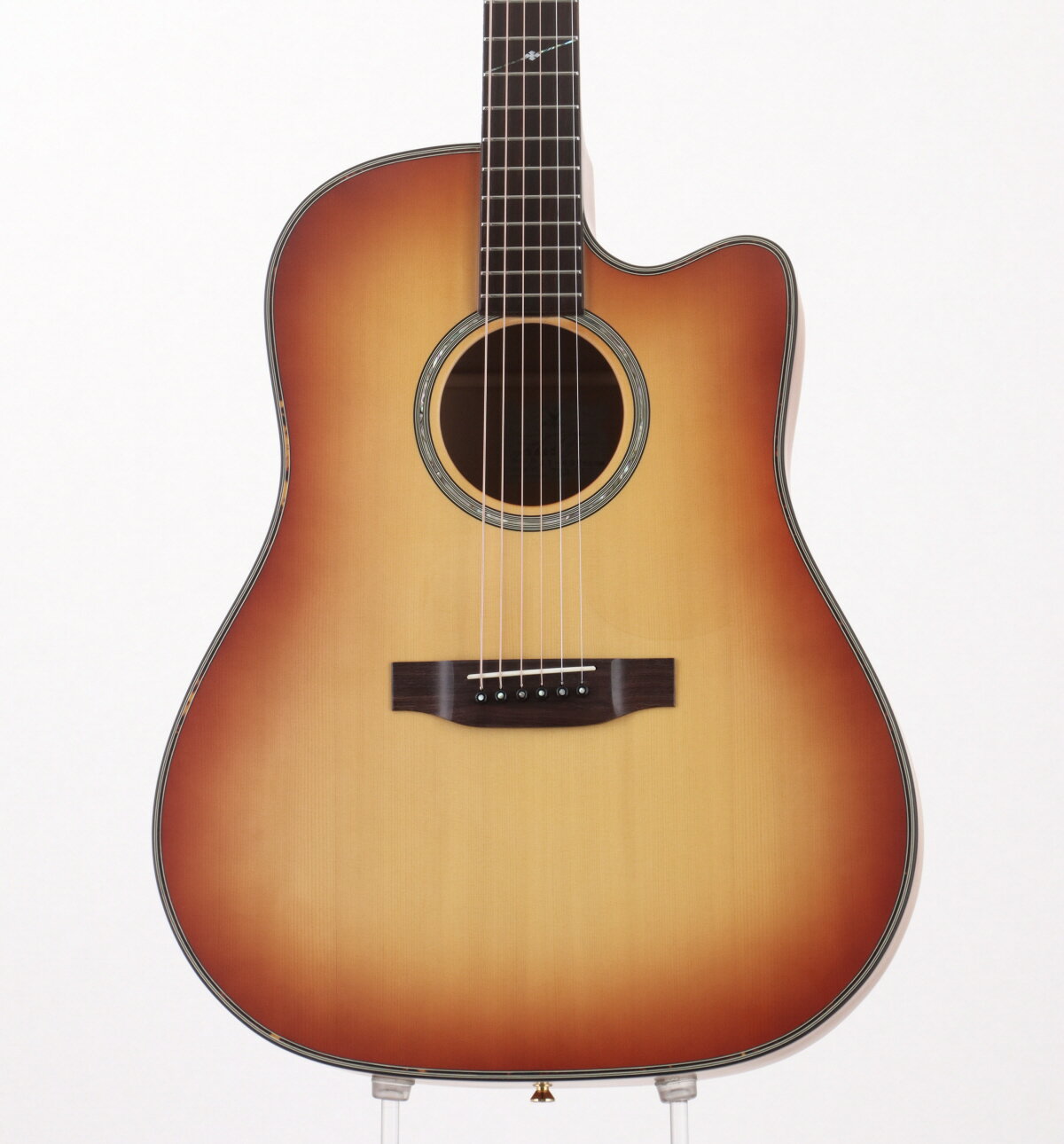 K.YAIRI AY-65C Customが入荷いたしました。 その高い品質から世界中に愛好者を持つK・ヤイリ。入荷したモデルは2000年代前半に生産完了したモデルで、詳細不明は不明ですが同時期にカスタムオーダーという形で生産された個体となります。 2002年製の個体で、ドレッドノートサイズ、スプルーストップ、メイプルバック＆サイド、マホガニーネック、ローズウッド指板＆ブリッジ、ナット幅約42.5mm、650mmスケール、ゴールドパーツ、カッタウェイの仕様です。非常にきれいなコンディションで、外観や演奏性共に新品と間違えるほど綺麗な状態が保たれております。ネックコンディションも良好です。メイプルらしい軽やかなサウンドとK.Yairiのサウンドプロダクトがマッチした一本。美品と言える個体の為、ご検討の際はお早めにどうぞ。※純正ハードケース付属 ※中古品につき、傷・打痕等、写真に写りにくい部分や記載以外の傷があります。予めご了承くださいませ。 ※トラスロッド、フレット残り、弦高等の記載がある場合は当社スタッフがセットアップ時に計測したものであり、 気候、湿度等、環境の違いによる影響等で、変化が起こります。数値は購入時の参考としてご利用いただく事を想定しており、 お手元に届いた際に同数値である事をお約束するものではございません。 ※こちらの商品は現物1点限りを、店頭展示を含め複数のモールに同時掲載しております。 売却に伴う商品情報の削除は迅速を心掛けておりますが、必ずしもリアルタイムではございません。 ご注文後に万一売り切れとなっておりました際は、誠に申し訳ございませんがご容赦くださいませ。 製品仕様 商品ランクB＋：多少傷はあるが通常使用する用途において問題なし保証期間12ヶ月シリアルナンバー73302製造年2002製造国日本ケースハードケース付属品無トラスロッド【問題なし】ロッド左右60度まで確認済みにて問題なしフレット残り【問題なし】充分なフレット高さあり