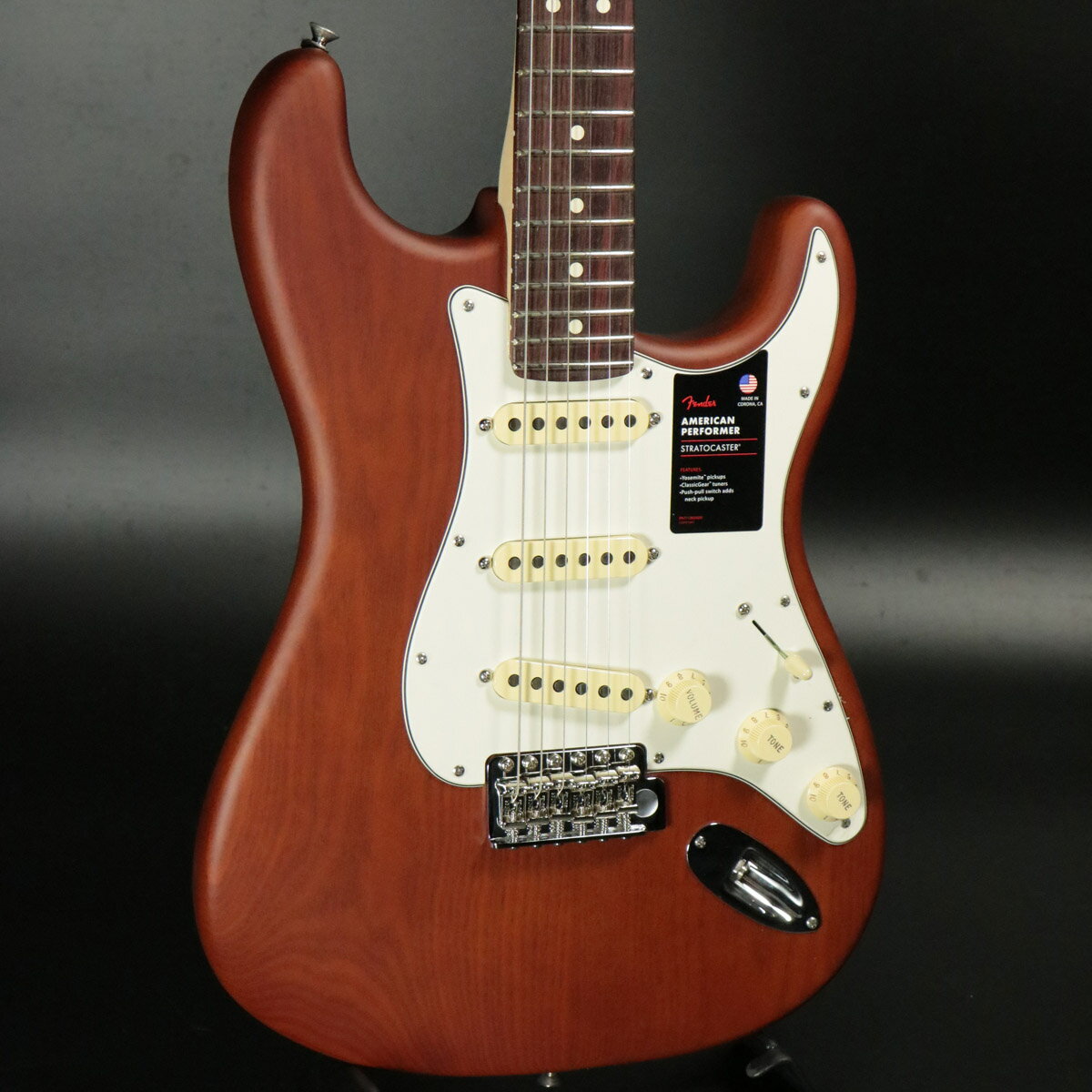 サッサフラス材を使用したイシバシ楽器店限定販売モデル!限定 FSR American Performer Timber Stratocaster には、3 種類の美しいトーンウッド オプションが用意されています。サテン・モカ仕上げの Sassafras、サテン・2カラー サンバースト仕上げの Pine、またはサテン・ハニー バースト仕上げの Spruce からお選び頂けます。米国カリフォルニア州のコロナ工場で製作されたAmerican Performer Stratocasterは、フェンダーならではの卓越したトーンとオーセンティックな演奏性と、モダンでプレイヤーフレンドリーな仕様を融合させ、あなたのパフォーマンスを新たな高みへと導きます。American Performer Stratocasterは、表現力豊かでリッチなトーンを提供するYosemiteシングルコイルピックアップを搭載。Yosemiteピックアップは、フラットなスタッガードポールピースにより出力を向上させ、ハウリングを抑えながらコイルのナチュラルなトーンを引き出す特別なシェラックコーティングが施されています。これらのピックアップは、あらゆる音楽パフォーマンスに理想的なダイナミックサウンドを生み出します。また、トーンを絞った時にサウンドが濁らないGreasebucketトーン回路と、全てのピックアップポジションでネックピックアップを常時Onにできるプッシュ／プル式トーンノブも備えています。22本のジャンボフレットを配した9.5インチラジアス指板のModern “C”シェイプは、あらゆる演奏スタイルに理想的なプレイアビリティーをお約束します。■シリアルナンバー:US240018080■重量 3.72kg■付属品：ギグケース、トレモロアーム、正規2年保証 製品仕様 Body Material SassafrasBody Finish Satin UrethaneNeck Maple, Modern “C”Neck Finish Satin UrethaneFingerboard Rosewood, 9.5” &#40;241 mm&#41;Frets 22, JumboNut &#40;Material/Width&#41; Synthetic Bone, 1.685” &#40;42.8 mm&#41;Tuning Machines Fender ClassicGearScale Length 25.5” &#40;64.77 cm&#41;Bridge 6-Saddle Vintage-Style Synchronized TremoloPickups Yosemite Single-Coil Stratocaster &#40;Bridge&#41;, Yosemite Single-Coil Stratocaster &#40;Middle&#41;, Yosemite Single-Coil Stratocaster &#40;Neck&#41;Pickup Switching 5-Position BladeSpecial Electronics Push/Pull Switch up on Tone 2 adds Neck Pickup in Parallel For Positions 1 and 2Controls Master Volume, Tone 1. &#40;Neck & Middle Pickup&#41;, Tone 2. Greasebucket Tone Circuit&#40;Bridge Pickup&#41;