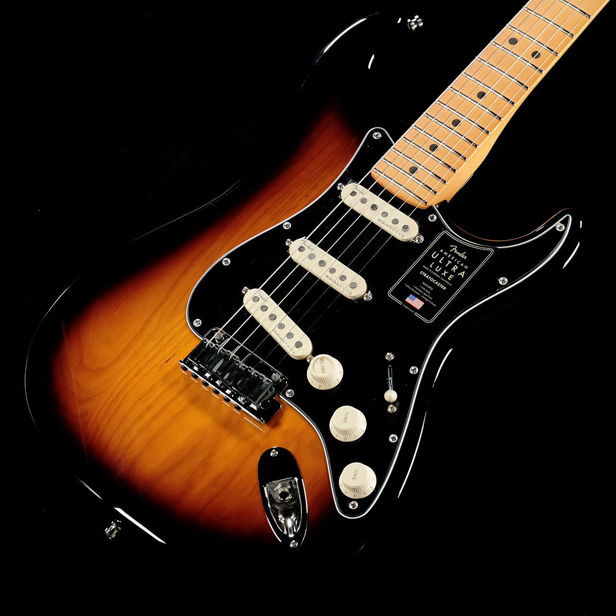 Ultraにアップグレードを加えた「American Ultra Luxe」登場！Ultraシリーズにさらなるアップグレードを加えた上位機種 「American Ultra Luxe」登場！American Ultraはパフォーマンスとトーンの両方を極めたいプレイヤーのために作られた、最もモダンで先進的なシリーズです。今回、ステンレススチール製のフレットに、鮮明なカスタムカラーでマッチングされたヘッドストックを備えたAmerican Ultra Luxe Stratocaster(R)はまさにその進化系とも言えます。本モデルは、長時間にわたり演奏しても快適さを損なわない、ハイポジションへ容易にアクセスが可能なテーパードネックヒールに丁寧なエッジ処理が施された特製のAugmented “D”シェイプネックを採用しています。22本のステンレススチールミディアムジャンボフレットを備えた10〜14インチコンパウンドラジアスの指板は、ストレス無くスピーディで正確なソロを可能にし、Ultra Noiseless(TM)Vintageピックアップの高度なワイヤリングは、幅広いサウンドを鳴らすことが可能です。ボディには美しく機能的なコンターが施され、どのポジションを弾いていても、この上なく快適な演奏性をもたらします。その他、ロッキングチューナー、クロームハードウェア、ボーンナットを採用しています。どんなジャンルにも対応できるこの先進的なモデルは、あなたの演奏をさらなる高みへと押し上げます。本製品にはプレミアムハードシェルケースが付属します。■S/N:US24007479■重量:3.89kg■JANコード:885978555536■付属品:ハードケース、トレモロアーム、調整用レンチ、メーカー正規保証書(2年) 製品仕様 Body Material AshBody Finish Gloss UrethaneNeck Maple, Augmented “D”Neck Finish Ultra Satin Urethane with Gloss Headstock FaceFingerboard Maple, 10” to 14” Compound Radius &#40;254 mm to 355.6 mm&#41;Frets 22, Medium Jumbo Stainless SteelPosition Inlays Black Pearloid Dot &#40;Maple&#41;Nut &#40;Material/Width&#41; TUSQ&#40;TM&#41;, 1.685” &#40;42.8 mm&#41;Tuning Machines Deluxe Cast/Sealed LockingScale Length 25.5” &#40;648 mm&#41;Bridge 2-Point Deluxe Synchronized Tremolo with Pop-In ArmPickguard 3-Ply Black/White/BlackPickups Ultra Noiseless&#40;TM&#41; Vintage Strat&#40;R&#41; &#40;Bridge&#41;, Ultra Noiseless&#40;TM&#41; Vintage Strat&#40;R&#41; &#40;Middle&#41;, UltraPickup Switching 5-Position BladeSpecial Electronics S-1&#40;TM&#41; Switch Adds Neck Pickup Into Positions 1 and 2Controls Master Volume &#40;with S-1&#40;TM&#41; Switch&#41;, Tone 1. &#40;Neck/Middle Pickups&#41;, Tone 2. &#40;Bridge　Pickup&#41;Control Knobs Aged White Soft Touch KnobsHardware Finish Nickel/ChromeStrings Fender&#40;R&#41; USA 250L Nickel Plated Steel &#40;.009-.042 Gauges&#41;, PN 0730250403Case/Gig Bag Deluxe Hardshell