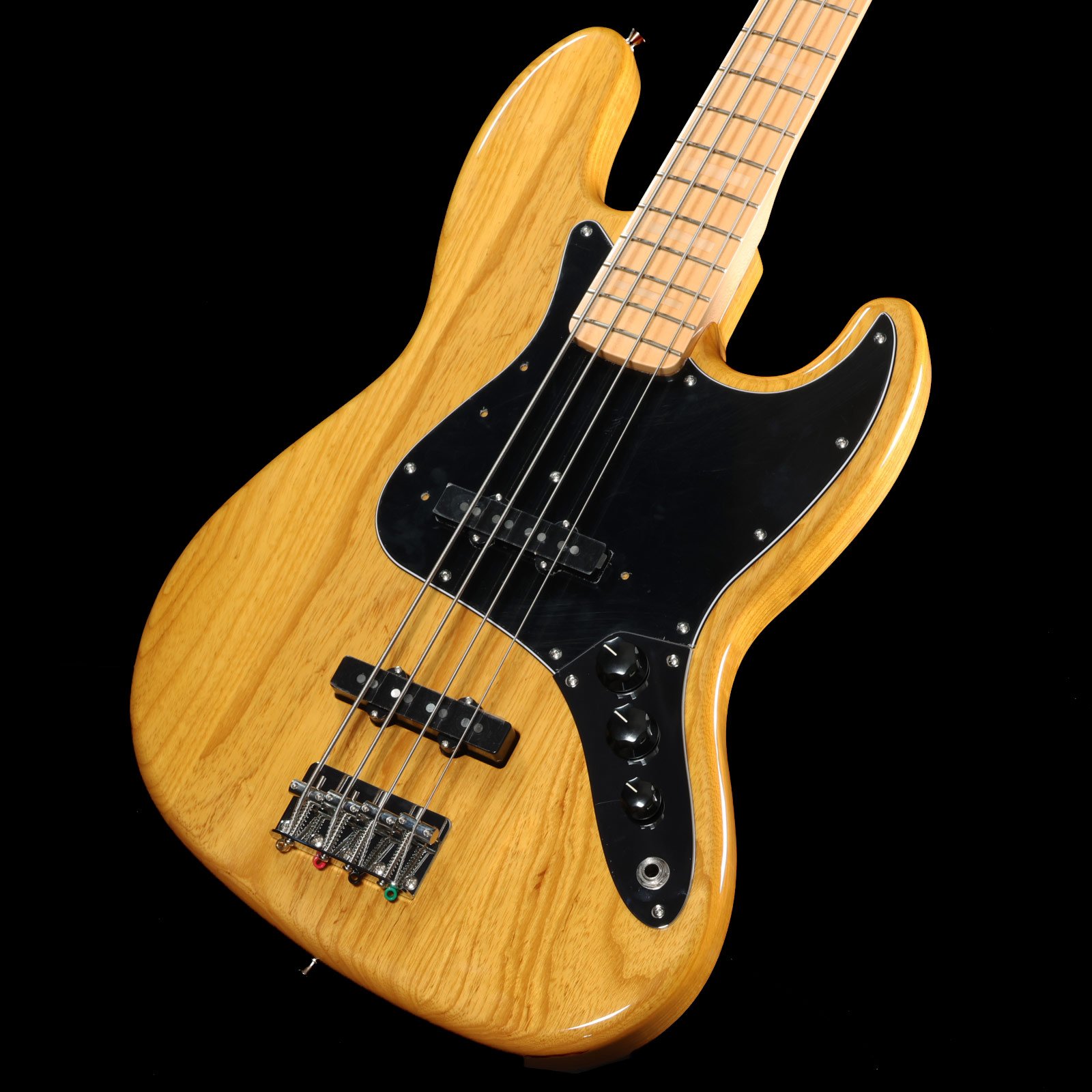 イシバシオリジナル、Vintage Naturalカラーを採用した70s Jazz Bass入荷！ アッシュボディに、Vintage Natural (ヴィンテージナチュラル) カラーのイシバシオリジナルジャズベースが入荷致しました。 通常のナチュラルカラーより焼けた飴色の様なVintage Natural (ヴィンテージナチュラル) カラーをボディ、ネック共に採用しております。 一本一本異なる杢目が個性を演出しております。是非お気に入りの一本を探して下さい。 ペグにはFenderロゴを採用した、SCHALLER(シャーラー)製の精度の高いペグを採用しており、チューニング精度も抜群です。 また、70年代Fenderベースで主流だった太めのMedium Jumboフレットを装備する事により弾き易さも向上しております。 完全数量限定モデルにつきお早目にご検討下さいませ。 フェンダーの伝統的な楽器製作の美学と日本の洗練されたクラフトマンシップを融合することで導き出されたMade in Japan Traditionalシリーズ。 フェンダーの正統なDNAが、確かなMade in Japanクオリティで蘇ります。 Made in Japan Traditional 70s Jazz Bassはグロスフィニッシュのアッシュボディを採用。 20本のミディアムジャンボフレットを装備した9.5インチラジアスの”U” シェイプメイプルネックがTraditionalシリーズならではのクラシカルな演奏性を提供します。 4サドル式ヴィンテージスタイルブリッジ、そしてTraditionalシリーズのために選定されたオリジナルピックアップはリアルで音楽的なヴ ィンテージトーンを奏でます。 堅実なギタークラフトマンシップと、プレイヤーのニーズに柔軟に対応する答えが、本シリ ーズに反映されています。 ■シリアル：JD25016829 ■重量：4.02kg ■付属品：ソフトケース、保証書 製品仕様 ColorVintage NaturalBodyAshNeckMapleNeck FinishGloss UrethaneNeck Shape"U" ShapeScale34" &#40;86.36 cm&#41;FingerboardMapleFingerboard Radius9.5" &#40;241 mm&#41;Flet number20Flet SizeMedium JumboNutBoneNut Size &#40;mm&#41;1.5" &#40;38.1 mm&#41;Position InlayPearoid BlockBridge PickupVintage-Style Single-Coil Jazz BassNeck PickupVintage-Style Single-Coil Jazz BassControls Volume1. &#40;Middle Pickup&#41;, Volume 2. &#40;Bridge Pickup&#41;, Master TonePickup ConfigurationSSBridge4-Saddle Vintage-StyleHardware FinishNickel/ChromeTuning MachineVintagePickguard3-Ply BlackPickup CoverBlackControl KnobBlack PlasticNeck Plate3-BoltStringNickel Plated Steel &#40;.045-.105 Gauges&#41;