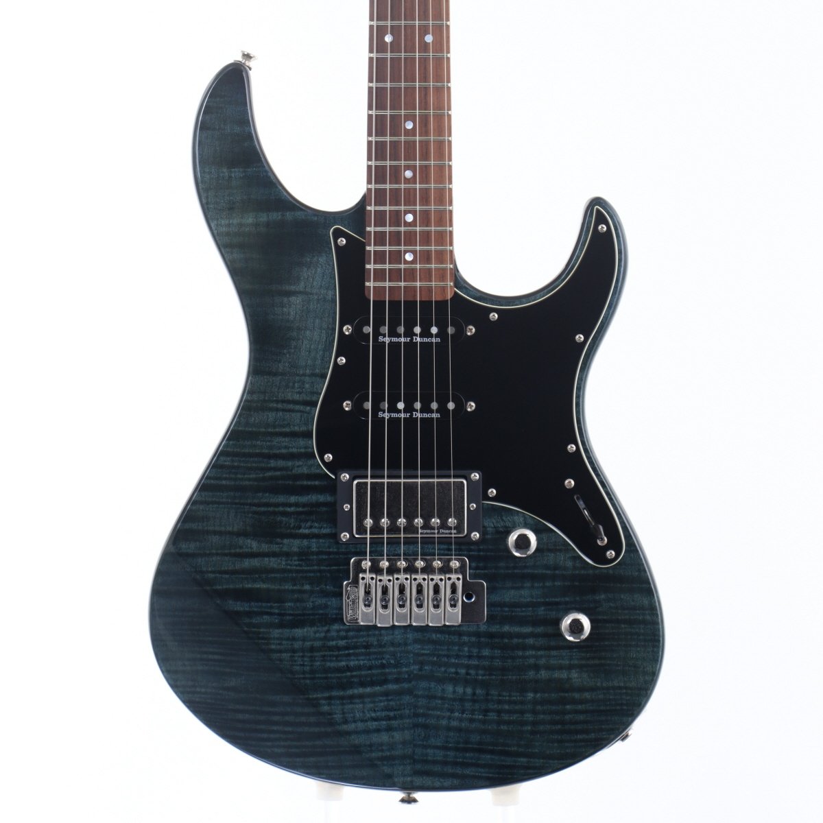 ヤマハエレキギターを代表するモデルPacificaシリーズの一番人気です。ボディトップ及びヘッドに美しい杢目のフレイムメイプルを配し、ウィルキンソントレモロを搭載しております。フロントにSeymour Duncan社製のSSL-1を、センターにはSSL-1 RwRp（逆巻逆相）、リアにはカバードハムバッキングのCustom5を搭載。ブリッジにはWilkinson社製VS-50を採用し、スムースなアーミングを実現しながらもGrover社製Lockingチューナー、Graph Tech社製 Black TUSQナットとのコンビネーションで、安定したチューニングを実現します。実戦的スペックを盛り込んだ、ワンランク上のパシフィカです。 全体的に細かい擦り傷や打痕がありハードウェアにくすみがございますが、使用感は少なく状態良好です。店内にて弦交換・クリーニング済みでプレイヤビリティも良好です。 ※中古品につき、傷・打痕等、写真に写りにくい部分や記載以外の傷があります。予めご了承くださいませ。 ※トラスロッド、フレット残り、弦高等の記載がある場合は当社スタッフがセットアップ時に計測したものであり、 気候、湿度等、環境の違いによる影響等で、変化が起こります。数値は購入時の参考としてご利用いただく事を想定しており、 お手元に届いた際に同数値である事をお約束するものではございません。 ※こちらの商品は現物1点限りを、店頭展示を含め複数のモールに同時掲載しております。 売却に伴う商品情報の削除は迅速を心掛けておりますが、必ずしもリアルタイムではございません。 ご注文後に万一売り切れとなっておりました際は、誠に申し訳ございませんがご容赦くださいませ。 製品仕様 商品ランクB＋：多少傷はあるが通常使用する用途において問題なし保証期間12ヶ月シリアルナンバーIJI213361製造年2023製造国インドネシアケース純正ソフトケース付属品アーム重量3.50kgトラスロッド【問題なし】ロッド左右60度まで確認済みにて問題なしフレット残り【問題なし】充分なフレット高さありスケール648mm &#40;25.5"&#41;リペア・メンテナンス箇所クリーニング　弦交換