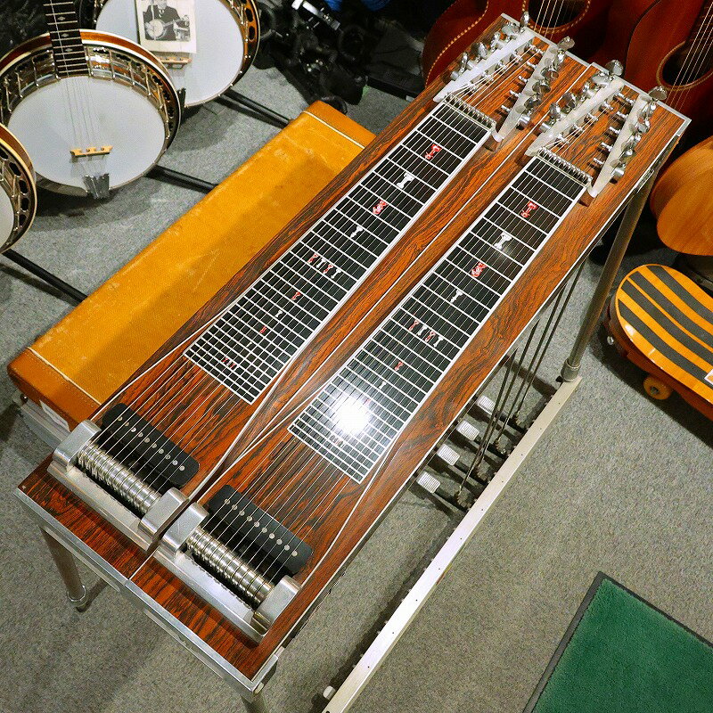 「プロによるセットアップ済！E9thチューニング練習用にお勧め！」Sho-Bud、Emmonsと並んで人気を博したMSA。この3ブランドはペダル・スティールの御三家的存在でした。いずれも近年復活を遂げていますが、こちらのMSAは往年の製品。年式は不明です。おそらく1970年代から1980年代の物ではないでしょうか。ボディは高級感漂うローズウッド調のマイカ仕上げです。本来8ペダルの10弦ダブル・ネック・モデルですが、両ネックともペダルやチェンジャーの部品が幾つか欠損していたため、当店入荷時はどちらのネックもペダル・スティールとして演奏が出来ない状態でした。そこで専門家に依頼し、残った部品を工夫して組み合わせE9th側のネックはペダル・スティールとして演奏可能な状態にしてもらいました。4ペダル、2レバーとなっております。C6th側はノン・ペダルのスティール・ギターとしてお使いいただけます。 ピックアップは交換されているようです。各金属部にはくすみ、汚れが散見でき、レグやペダル・ロッドのキャップ部などには赤錆が発生しておりますが、クリーニング、調整をおこなっており、各部の動作はスムーズです。金属部以外のボディの表面は傷は少なく比較的綺麗な状態を保っています。純正のプラスティックのモールド・ハード・ケースが付属しますが、蓋の内側のクッションが欠損しており、傷や汚れもございます。現状渡し、保証なしとさせていただきます。建付けの良さに定評があるMSAだけあって、ペダルやニー・レバーに遊びはなく安定感があります。重量はありますが、その分音もしっかりしております。音に芯があり、サスティンも申し分ございません。ペダル・スティールのE9thチューニングの入門機として十分なスペックです。また一時期のアル・パーキンスのようにC6thのネックをオープン・チューニングで演奏するつもりであれば、まさにうってつけの商品です。何よりも往年のプロ・モデルとしては破格です。なお、ペダル・スティール・ギターは常時店頭に展示していない場合がございます。店頭でご覧になりたい場合、お手数ですが事前にご連絡くださいませ。スティール・ギタリストのスタッフが詳しくご案内いたします。必要であれば演奏の仕方もレクチャーいたします。お気軽にご相談くださいませ。■保証：なし■製造年：不明■付属品：ハード・ケース(ダメージあり)■シリアル：2C3037 ※中古品につき、傷・打痕等、写真に写りにくい部分や記載以外の傷があります。予めご了承くださいませ。 ※トラスロッド、フレット残り、弦高等の記載がある場合は当社スタッフがセットアップ時に計測したものであり、 気候、湿度等、環境の違いによる影響等で、変化が起こります。数値は購入時の参考としてご利用いただく事を想定しており、 お手元に届いた際に同数値である事をお約束するものではございません。 ※こちらの商品は現物1点限りを、店頭展示を含め複数のモールに同時掲載しております。 売却に伴う商品情報の削除は迅速を心掛けておりますが、必ずしもリアルタイムではございません。 ご注文後に万一売り切れとなっておりました際は、誠に申し訳ございませんがご容赦くださいませ。 製品仕様 商品ランクB：かなり、傷＆使用感はあるが、通常使用する用途において問題なし保証期間12ヶ月