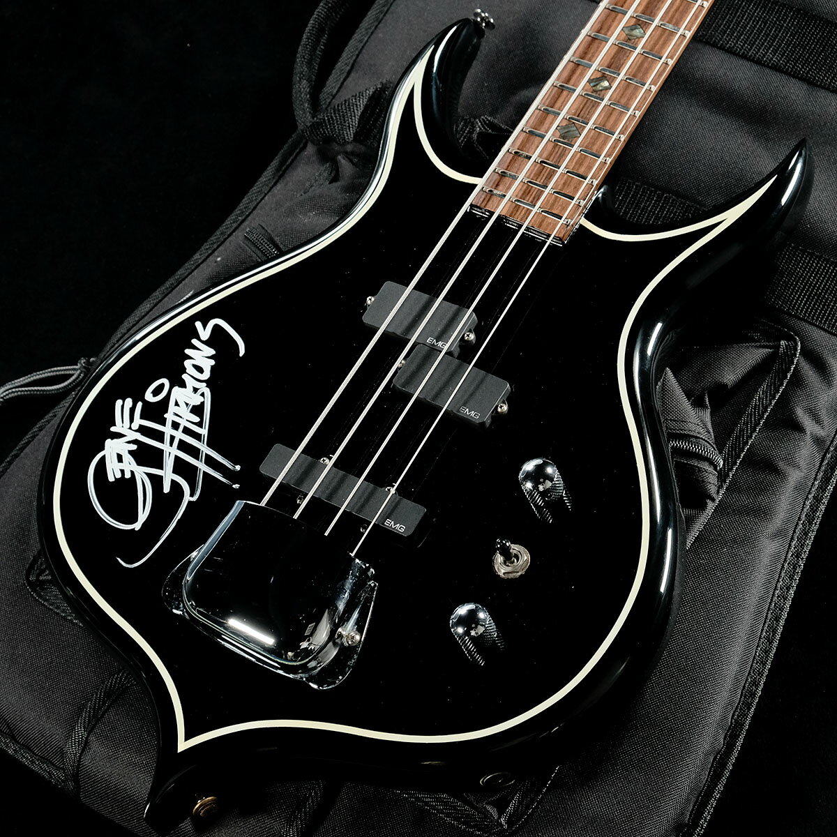 ロックンロールの最も重要なアイコンであり続けたジーン・シモンズ直筆サイン& 通しナンバー入り90s パニッシャー！シャーラーペグ＆ブリッジ、ブラスナット、スルーネック、アクティブEMG PJ コルト製よりも上位の仕様となっております。残念ながらオリジナルハードケース、証明書が欠品しているため、別個体で現在50万円ほどでの取引が見られましたが、40万円を切るお値段でのご提供とさせていただきます。 ※中古品につき、傷・打痕等、写真に写りにくい部分や記載以外の傷があります。予めご了承くださいませ。 ※トラスロッド、フレット残り、弦高等の記載がある場合は当社スタッフがセットアップ時に計測したものであり、気候、湿度等、環境の違いによる影響等で、変化が起こります。数値は購入時の参考としてご利用いただく事を想定しており、お手元に届いた際に同数値である事をお約束するものではございません。※こちらの商品は現物1点限りを、店頭展示を含め複数のモールに同時掲載しております。売却に伴う商品情報の削除は迅速を心掛けておりますが、必ずしもリアルタイムではございません。ご注文後に万一売り切れとなっておりました際は、誠に申し訳ございませんがご容赦くださいませ。 製品仕様商品ランクB＋：多少傷はあるが通常使用する用途において問題なし保証期間12ヶ月シリアルナンバー00138製造年1990-ケースソフトケース(SELVA/SGEB)重量4.24kgリペア・メンテナンス箇所クリーニング・弦交換・ロッド調整・オクターブ調整・弦高調整 製品仕様 商品ランクB＋：多少傷はあるが通常使用する用途において問題なし保証期間12ヶ月シリアルナンバー00138製造年1990-ケースソフトケース&#40;SELVA/SGEB&#41;重量4.24kgリペア・メンテナンス箇所クリーニング・弦交換・ロッド調整・オクターブ調整・弦高調整