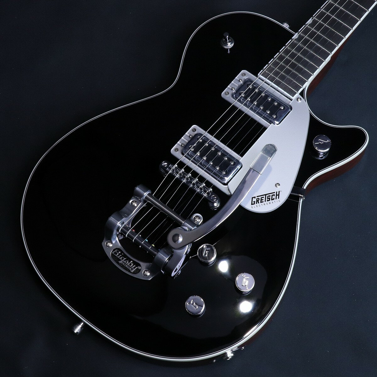 シングル・カッタウェイのJetがリニューアルして登場しました！ エレクトロマティック・コレクションより、チャンバード・ボディ構造を用いたシングル・カッタウェイのJetがリニューアルして登場しました。 G5230T Electromatic Jet FT Single-Cut with Bigsbyはアーチド・メイプル・トップ/マホガニー・バックで、フィンガーボードはブラック・ウォルナット、ネック材にもマホガニーを採用したセットネック・ジョイントです。 ピックアップは、ブラックトップ・フィルタートロンを搭載し、マスター・ヴォリューム、各ピックアップ・ヴォリューム、マスター・トーンのレイアウトです。 加えて、ヴォリュームを絞った際にもフル・ヴォリュームと変わらないトーンを実現するトレブル・ブリード・サーキットを内蔵しています。 ブリッジ下のベースを介さずアジャストマティック・ブリッジをダイレクト・マウントしていますので、激しい演奏でもブリッジがズレることはありません。 マシンヘッドやGアロー・コントロール・ノブなどのハードウェアはクロームで統一され、ビグスビー・ライセンスドB50ヴィブラート・テイルピースを搭載しています。 エアライン・シルバー、ブラック、ファイアーバード・レッドの3カラーをラインナップしています。 主な仕様 Body Material Chambered Mahogany Body with Arched Maple TopBody Shape JetBody Finish GlossNeck Material MahoganyNeck Shape Thin "U"Scale Length 24.6" (625mm)Fingerboard Radius 12" (305mm)Number of Frets 22Fret Size Medium JumboString Nut Synthetic BoneNut Width 1.6875" (43mm)Neck Finish GlossFingerboard Black WalnutPosition Inlays Pearloid Neo-Classic ThumbnailBridge Pickup Blacktop Filter'TronNeck Pickup Blacktop Filter'TronControls Volume 1. (Neck Pickup)，Volume 2. (Bridge Pickup)，Master VolumePickup Switching 3-Position Toggle: Position 1. Bridge Pickup，Position 2. Bridge And Neck Pickups，Position 3. Neck PickupBridge Anchored Adjusto-MaticTuning Machines Diecast with small ButtonPickguard Silver Plexi with Black Gretsch Logo(Black，Firebird Red)，Black Plexi with Silver Gretsch Logo(Airline Silver)Control Knobs G-ArrowColors Airline Silver，Black，Firebird RedStrings NPS ■保証:2年 ■JANコード:0885978906765 ■シリアルナンバー:CYG25080059 ■重量:3.92kg ※こちらの商品は店頭展示品の為、画像に写りにくい磨き傷などがある場合がございます。