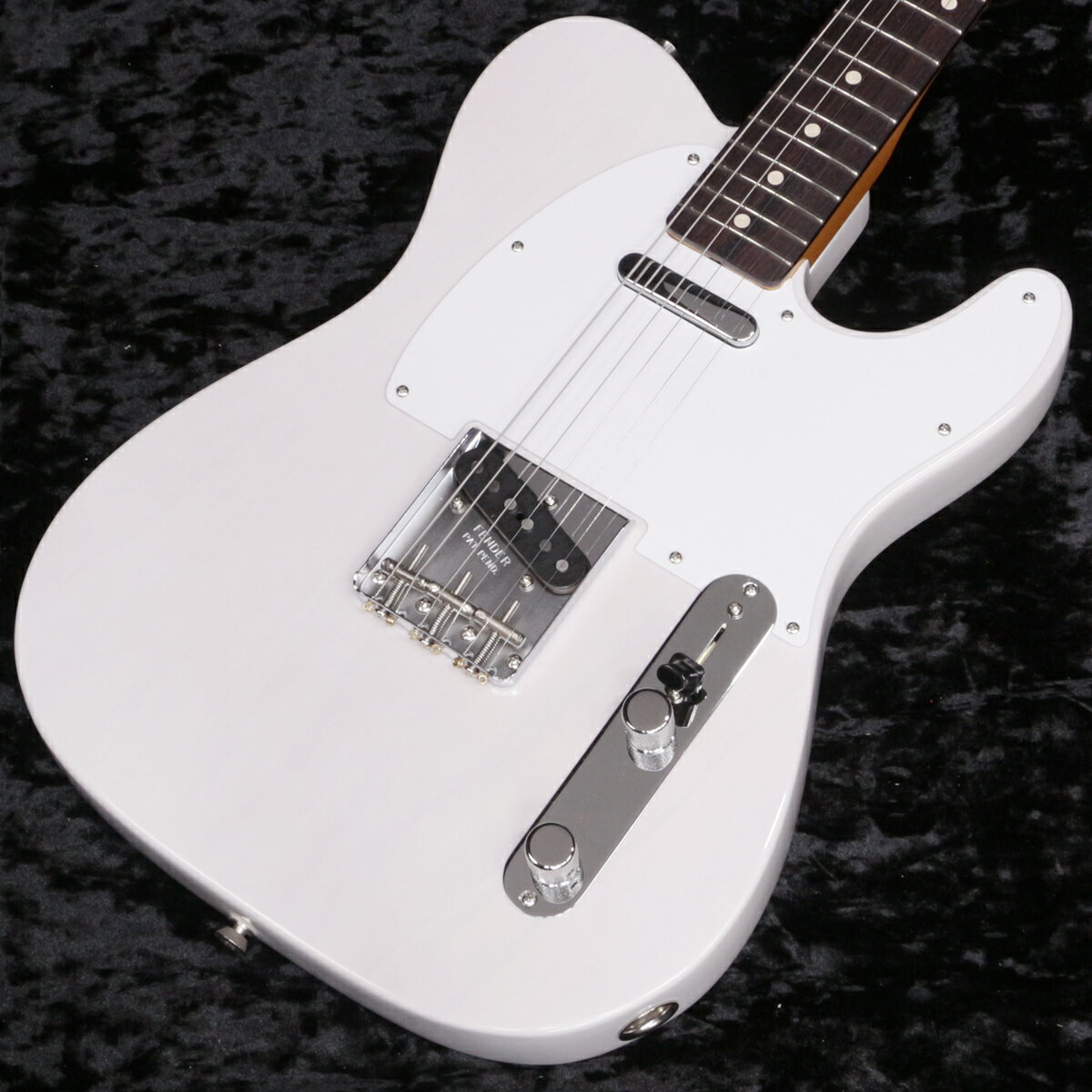 ジミー・ペイジとの共同製作により完成した、Jimmy Page Mirror Telecasterが入荷!! Fender Jimmy Page Mirror Telecasterは、当時工場でホワイトブロンドのラッカー仕上げで生産された、Telecasterに対するオマージュです。オリジナルは、その後「ミラーギター」と呼ばれ、独自のペイントが施されました。様々なカスタマイズが加わる各段階で、この伝説的なギターは、20世紀で最も象徴的ないくつかのリフを生み出しました。Jimmy Page Mirror Telecasterは、ボディに2ピースのアッシュを使用。塗装はラッカー仕上げです。レッド・ツェッペリンの1stアルバムで聴ける、フルボディで斬新なトーン。それを提供するために、Jimmy Page Custom ‘59Tele(R)シングルコイルピックアップを、ペアでマウントしています。カスタムの”Oval C”シェイプ形状のメイプルネックは、ヴィンテージスタイルのフレットを21本備え、7.25インチラジアスのスラブローズウッド指板によって、滑らかな演奏感が得られます。“トップローダー”ブリッジによって、弦をボディの裏、表の両方から張ることができます。本格的スタイルとパフォーマンスを実現するため、ボーンナットを使用し、ピュアヴィンテージのシングルラインDeluxeチューニングマシンを搭載しています。ヘッドストックとカスタム製のクロムネックプレートに、ペイジのパーソナライズされたタッチが宿ります。ヴィンテージツイードケースには、8つのラウンドミラー（彼のカスタマイズに対するオマージュです）、ブラックコイルのケーブル、ヴィンテージスタイルのステンドグラスのストラップ、Certificate of Authenticityが付属されます。最愛のテレキャスターについて、ペイジは「自分のためのギターに仕上げました。まさに魅惑的なギターです」と語っています。■重量:3.40kg■JANコード:0885978075638■付属品:ツイードケース、ストラップ、ブラックコイルケーブル、ラウンドミラー×8、Certificate of Authenticity 製品仕様 SeriesArtist SeriesBody Material2-Piece AshBody FinishGloss Nitrocellulose LacquerNeckMaple, Jimmy Page Custom “Oval C”Neck FinishGloss Nitrocellulose LacquerFingerboardRosewood, 7.25” &#40;184.1 mm&#41;Frets21, VintagePosition InlaysWhite Dots &#40;Rosewood&#41;Nut &#40;Material/Width&#41;Bone, 1.650” &#40;42 mm&#41;Tuning MachinesPure Vintage Single Line “Fender Deluxe”Scale Length25.5” &#40;648 mm&#41;Bridge3-Saddle Vintage Style TeleR with Threaded Steel Saddles Top-Load or Strings-Through-BodyPickguard1-Ply WhitePickupsJimmy Page Custom ‘59 Tele &#40;Bridge&#41;, &#40;Middle&#41;, Jimmy Page Custom ‘59 Tele &#40;Neck&#41;Pickup Switching3-Position BladeControlsMaster Volume, Master ToneControl KnobsKnurled Flat-TopHardware FinishNickel/ChromeStringsFenderR USA 250R NPS, &#40;.010-.046 Gauges&#41;Case/Gig BagVintage Tweed Case