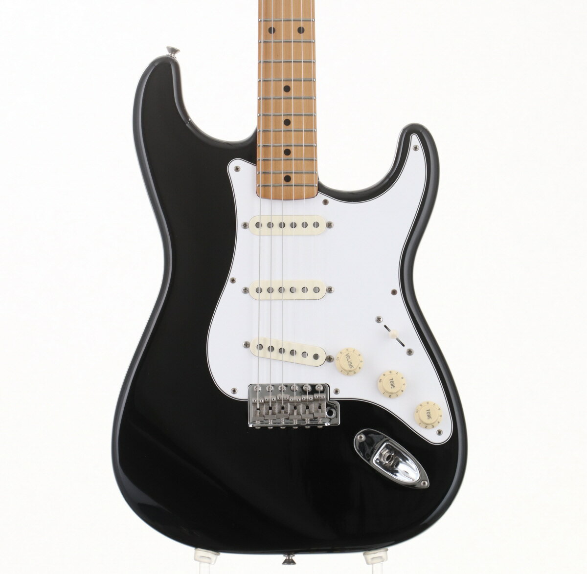 FENDER MEXICO Classic 50s Stratocaster Black 中古入荷いたしました！2008年メキシコ製。アルダーボディにメイプルネック・指板の仕様。ピックアップはTexas Specialを3基搭載。3プライピックガードが搭載されていますがネジ穴も一致しており仕様だと思われます。 トレモロアームは欠品しています。バックパネルに一部欠けが見られます。ボディ裏にバックル傷がございます。その他細かい擦り傷や打痕、金属パーツのくすみなどはございますがまだまだお使いいただける一本です。入荷後クリーニング、全体調整済みで演奏上問題ありません。 ※中古品につき、傷・打痕等、写真に写りにくい部分や記載以外の傷があります。予めご了承くださいませ。 ※トラスロッド、フレット残り、弦高等の記載がある場合は当社スタッフがセットアップ時に計測したものであり、 気候、湿度等、環境の違いによる影響等で、変化が起こります。数値は購入時の参考としてご利用いただく事を想定しており、 お手元に届いた際に同数値である事をお約束するものではございません。 ※こちらの商品は現物1点限りを、店頭展示を含め複数のモールに同時掲載しております。 売却に伴う商品情報の削除は迅速を心掛けておりますが、必ずしもリアルタイムではございません。 ご注文後に万一売り切れとなっておりました際は、誠に申し訳ございませんがご容赦くださいませ。 製品仕様 商品ランクB＋：多少傷はあるが通常使用する用途において問題なし保証期間12ヶ月シリアルナンバーMZ8047374製造年2008ケースソフトケース重量3.61kgトラスロッド【問題なし】ロッド左右60度まで確認済みにて問題なしフレット残り【問題なし】充分なフレット高さあり弦高低音弦側12フレット上 2.0mm弦高高音弦側12フレット上 1.5mmナット幅42.8mmネック厚1フレット付近22.2mmネック厚12フレット付近23.2mmスケール648mm &#40;25.5"&#41;RADIUS184mm &#40;7.25"&#41;セットアップ時の弦ERNIE BALL 2221 / .010-.046 setリペア・メンテナンス箇所クリーニング・弦交換・ロッド調整・オクターブ調整・弦高調整・フレットすり合わせ・シム調整・塗装割れ修正・ナット溝修正・バックパネルビス補填×2