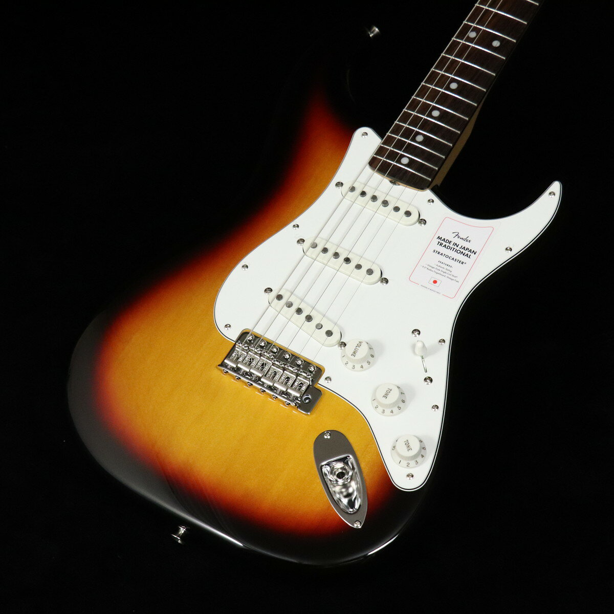 日本製フェンダーの大人気シリーズ『Made in Japan Traditional』がリニューアルして登場！！~Late 60s Stratocaster~フェンダーの伝統的な楽器製作の美学と日本の洗練されたクラフトマンシップを融合することで導き出されたMade in Japan Traditionalシリーズ。フェンダーの正統なDNAが、確かなMade in Japanクオリティで蘇ります。Made in Japan Traditional Late 60s Stratocasterはグロスフィニッシュのバスウッドボディを採用。21本のヴィンテージスタイルフレットを装備した9.5インチラジアスの”U”シェイプメイプルネックがTraditionalシリーズならではのクラシカルな演奏性を提供します。6サドル式ヴィンテージスタイルSynchronized Tremoloブリッジ、そしてTraditionalシリーズのために選定されたオリジナルピ ックアップはリアルで音楽的なヴィンテージトーンを奏でます。細めに設計されたナット幅は日本のプレイヤーにも弾きやすい仕様となっています。堅実なギタークラフトマンシップと、プレイヤーのニーズに柔軟に対応する答えが、本シリーズに反映されています。■付属品：ソフトケース、メーカー保証書、トレモロアーム■保証:2年 ■ 重量：3.25kg ■ JAN：0885978483570 ※こちらの商品は現物1点限りを、店頭展示を含め複数のモールに同時掲載しております。 売却に伴う商品情報の削除は迅速を心掛けておりますが、必ずしもリアルタイムではございません。 ご注文後に万一売り切れとなっておりました際は、誠に申し訳ございませんがご容赦くださいませ。 製品仕様 モデルMade in Japan Traditional Late 60s Stratocaster Rosewood Fingerboard 3-Color SunburstボディBasswoodボディフィニッシュGloss PolyesterボディシェイプStratocasterネックMapleネックフィニッシュGloss Urethaneネックシェイプ"U" Shapeスケール25.5" &#40;648 mm&#41;フィンガーボードRosewoodフィンガーボードラジアス9.5" &#40;241 mm&#41;フレットナンバー21フレットサイズVintageナットBoneナット幅1.615" &#40;41.02 mm&#41;ポジションインレイPearl DotブリッジピックアップVintage-Style Single-Coil StratミドルピックアップVintage-Style Single-Coil StratネックピックアップVintage-Style Single-Coil StratコントロールMaster Volume, Tone 1. &#40;Neck Pickup&#41;, Tone 2. &#40;Middle Pickup&#41;ピックアップスイッチ5-Position Blade: Position 1. Bridge Pickup, Position 2. Bridge and Middle Pickup, Position 3. Middle Pickup, Position 4. Middle and Neck Pickup, Position 5. Neck PickupピックアップコンフィギュレーションSSSブリッジ6-Saddle Vintage-Style Synchronized TremoloハードウェアフィニッシュNickel/ChromeチューニングマシーンFender Vintage "F" Stampedピックガード3-Ply EggshellコントロールノブEggshellストリングNickel Plated Steel &#40;.009-.042 Gauges&#41;ケース/ギグバッグGig Bag