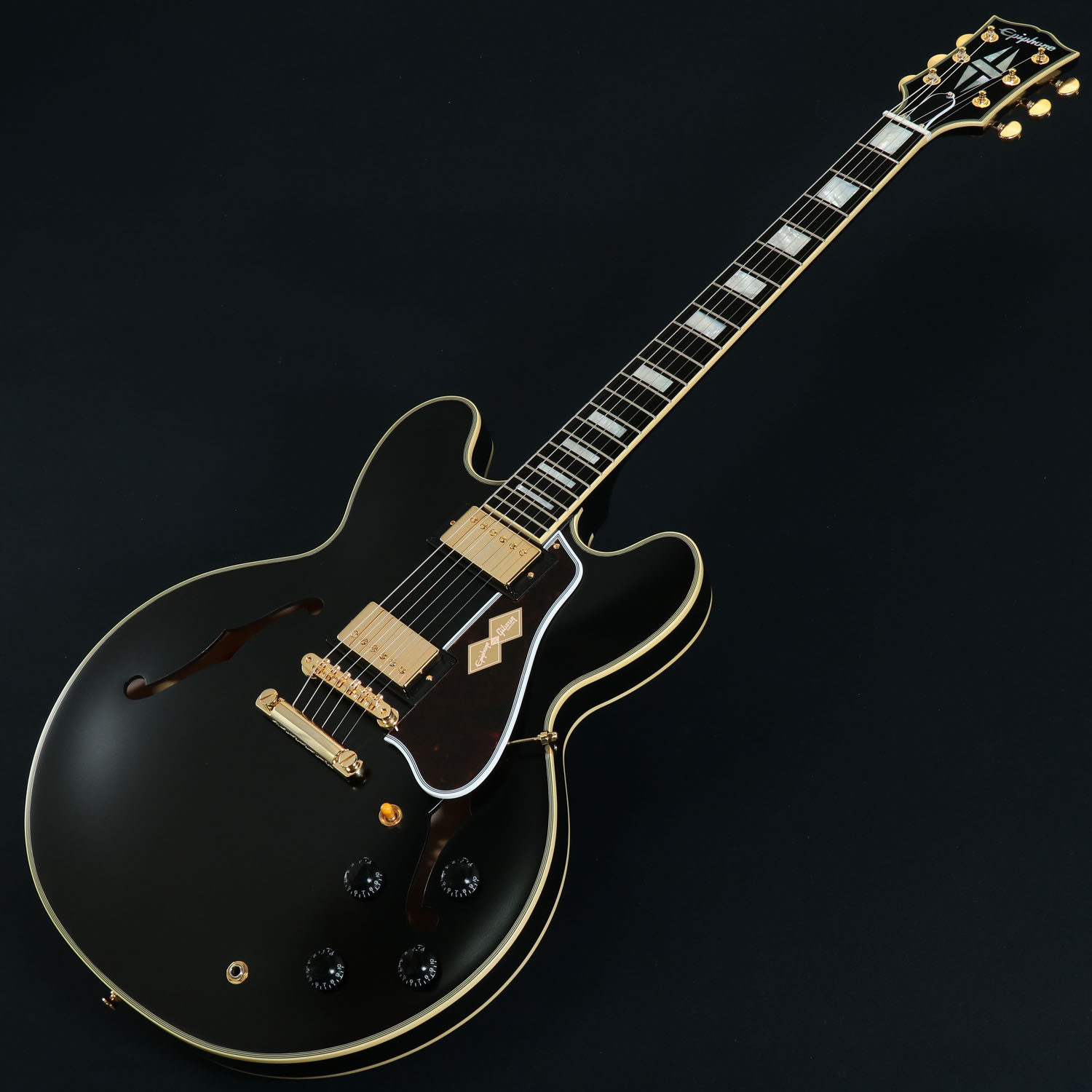 Custombuckerピックアップ搭載1959 ES-355エクスクルーシヴモデル！ DTC（Direct to Consumer）オンリーのExclusive製品としてGibson公式サイトで販売されていたレアモデルを特別にオーダーいたしました。 Inspired by Gibson Customコレクションの1959 ES-355をベースに、アイコニックなEbonyカラーで仕上げた1本です。 日本国内入荷数には限りがございますので、気になった方はお早めに！ エピフォンはギブソン・カスタム・ショップとのコラボレーションにより、歴史的名器と誉れ高い1959年ESモデルを見事に再現した1959 ES-355をリリースします。 ES-355は数あるESモデルの中で最上位モデルであり、ボディの寸法、ボディトップ・コンター、インレイ・パターン、音響特性までもが正確に再現されています。 1959 ES-355は、5plyのメイプル/ポプラ/メイプルBodyに、ハウリングに強く豊かなサスティーンを生み出すソリッドメイプルのセンターブロックのボディ構造。 50sラウンド・ミディアム"C"プロファイルの1ピース・マホガニーNeck、エボニー指板上にはマザーオブパールのブロック・ポジション・インレイが施されています。 ヘッドストックはGibsonオリジナルの“openbook”ヘッドストック・シェイプが採用され、フロントにはマザーオブパールのスプリット・ダイアモンド・インレイが輝き、バックには"Inspired by Gibson Custom"ロゴが刻まれています。 ピックアップにはCustom Shop製品にも採用されているGibson Custombuckerをマウント。 さらにCTSポテンショメーター、Malloryコンデンサー、Switchcraftセレクタースイッチとアウトプットジャック、も採用され、サウンド面においても充実のスペックを誇ります。 Inspired by Gibson Customロゴ入りのハードシェル・ケースが付属いたします。 エピフォンとギブソン・カスタム・ショップのコラボレーションは、紛れもなく、親しみやすく、高品質なギターを生み出し続けています。 世界の著名なプレイヤーも愛用し、紛れもなくギブソンを代表するモデルの一つであるES-355の魅力を、この新しいEpiphone Inspired by Gibson Custom 1959 ES-355でも体感いただけます。 ■付属品：ハードケース、正規保証 ※ご購入いただいたご本人様に限り、メーカー規定の故障に対して保証が提供されます。保証修理受付の際は「ご購入時の領収書もしくは納品書」をご提示いただきます。 製品仕様 Shape ES-355Material 5-ply Layered Maple/PoplarTop N/AFinish VOS Vintage Original SheenBinding 7-ply Top, 3-ply Back, 5-ply Headstock, Single-ply FretboardNeck One Piece MahoganyNeck Profile 50s Rounded Medium CNut width 43mmFingerboard EbonyScale length 628.65mmNumber of frets 22Nut Graph TechInlay Mother of Pearl BlockBridge Tune-O-MaticTailpiece Gibson Historic Reissue Aluminum Stop BarTuners Grover RotomaticPlating GoldNeck pickup Gibson CustombuckerBridge pickup Gibson CustombuckerControls 2 Volume, 2 Tone; Hand-wired with CTS Potentiometers and Mallory CapacitorsCase Brown Hardshell with Pink Interior, Gold Hardware, and Inspired by Gibson Custom Logo