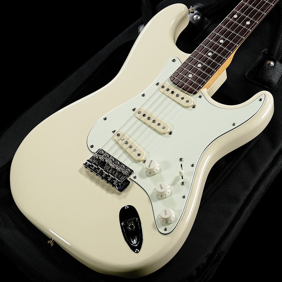 MoonのST-Cが入荷いたしました。2ピース・アルダーボディーにメイプルネック、ホンジュラスローズウッド指板のウッドマテリアル構成。ピックアップにはOxalis 3Sを搭載しています。軽度の使用感はございますが、大きなダメージはなく綺麗な外観を維持しています。純正ギグバッグ、スペックシート、アーム、スプリング、レンチが付属いたします。 ※中古品につき、傷・打痕等、写真に写りにくい部分や記載以外の傷があります。予めご了承くださいませ。 ※トラスロッド、フレット残り、弦高等の記載がある場合は当社スタッフがセットアップ時に計測したものであり、 気候、湿度等、環境の違いによる影響等で、変化が起こります。数値は購入時の参考としてご利用いただく事を想定しており、 お手元に届いた際に同数値である事をお約束するものではございません。 ※こちらの商品は現物1点限りを、店頭展示を含め複数のモールに同時掲載しております。 売却に伴う商品情報の削除は迅速を心掛けておりますが、必ずしもリアルタイムではございません。 ご注文後に万一売り切れとなっておりました際は、誠に申し訳ございませんがご容赦くださいませ。 製品仕様 商品ランクB＋：多少傷はあるが通常使用する用途において問題なし保証期間12ヶ月シリアルナンバー58627製造国日本ケース純正ギグバッグ付属品アーム、スペックシート、レンチ、スプリング重量3.53kg