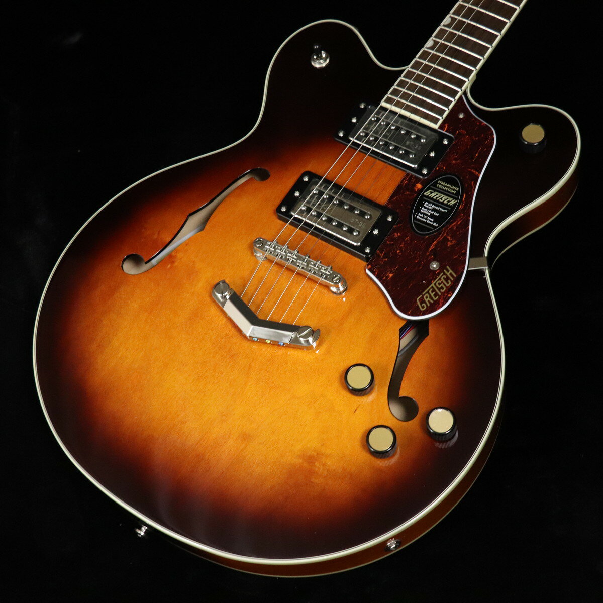 グレッチ、人気のセミアコ『G2622』に新色追加！リフレッシュされたStreamliner Collectionは、Gretschギターの輝かしい過去の要素を再訪し、エキサイティングな新機能と組み合わせることで、優れたパフォーマンス、サウンド、スタイルを驚くべき価値で提供します。G2622 Streamliner Center Block Double-Cut with V-Stoptailは、パワフルなサウンドとGretschならではのスタイリングをよりコンパクトなサイズに収め、現代に甦らせました。G2622は、グレッチに期待されるすべての要素を保ちつつ、楽器にワンランク上のパフォーマンス、スタイル、そしてより大きな音量感を求めるギタリストのために設計されています。主な特徴・新開発のBroad’Tron BT-3Sハムバッカーを搭載・ダブルカッタウェイの16インチアーチドメイプルボディ、チャンバードセンターブロックを採用・Soft “C”シェイプのナトーネック・12インチラジアスローレル指板、パーロイドNeo Classicサムネイルインレイ、22本のミディアムジャンボフレットを採用・ボーンナット・マスターボリューム、マスタートーン、各ピックアップのボリュームコントロールにより、柔軟なトーン設計が可能・マスターボリュームにPush/Pullコイルスプリット機能を内蔵・ラジオコントロールノブ・アンカー付きAdjusto-Maticブリッジ・Gretsch V-Stopテイルピース・3-plyべっ甲柄ピックガード・ニッケルハードウェアハイライト・新しいセンターブロックデザインのメイプルボディG2622 Center Blockは、アーチドメイプルボディに、新しいセンターブロックデザインを採用しています。この新しいセンターブロックは、軽量で快適な演奏性と存在感のあるフルでリッチなサウンドを両立するように設計されており、アタックとサスティンを向上させ、優れたフィードバック抑制効果を、重さを感じさせない快適なギターにまとめ上げています。・新開発のBroad’Tron BT-3SピックアップG2622は、新開発のBroad’Tron BT-3Sピックアップを搭載しています。アルニコ5とアルニコ2を組み合わせたマグネットを採用し、力強いミッドレンジ、タイトでふくよかなローエンド、スムーズでクリアなハイエンドがバランス良く得られ、音楽的な響きを放つピックアップです。・コイルスプリットによる多彩なコントロールStreamlinerのパワフルなサウンドは、ネックとブリッジピックアップのボリュームコントロール、マスタートーンコントロール、マスターボリュームコントロール、3ウェイピックアップスイッチングという伝統的なコントロールレイアウトによって引き出されます。マスターボリュームコントロールにPush/Pullポットを内蔵することでコイルスプリットが可能となり、シングルコイルサウンドに切り替えることが可能です。すでに強力なサウンドパレットにさらなるトーンオプションが得られます。 ■ 重量：2.83kg ■ JAN：0885978035755 ※こちらの商品は現物1点限りを、店頭展示を含め複数のモールに同時掲載しております。 売却に伴う商品情報の削除は迅速を心掛けておりますが、必ずしもリアルタイムではございません。 ご注文後に万一売り切れとなっておりました際は、誠に申し訳ございませんがご容赦くださいませ。 製品仕様 ModelG2622 Streamliner Center Block Double-Cut with V-Stoptail Laurel FB Broad’Tron BT-3S Forge GlowBody MaterialLaminated MapleBody FinishGlossNeckNato, Soft “C”Neck FinishGlossFingerboardLaurel, 12” &#40;305 mm&#41;Frets22, Medium JumboPosition InlaysPearloid Neo-Classic Thumbnail &#40;Laurel&#41;Nut Material/WidthBone, 1.6875” &#40;42.86 mm&#41;Tuning MachinesDie-Cast SealedScale Length24.75” &#40;629 mm&#41;BridgeAdjusto-MaticPickguard3-Ply TortoisePickupsBroad’Tron BT-3S &#40;Bridge&#41;, &#40;Middle&#41;, Broad’Tron BT-3S &#40;Neck&#41;Pickup Switching3-Position ToggleAuxiliary SwitchingPush/Pull Pot &#40;for Coil Split&#41;ControlsVolume 1. &#40;Neck Pickup&#41;, Volume 2. &#40;Bridge Pickup&#41;, Master Tone, Master Volume with Push/Pull for Coil SplitControl KnobsGretsch Radio KnobHardware FinishNickelStringsNickel Plated Steel &#40;.010-.046 Gauges&#41;Case/Gig BagSoftcase