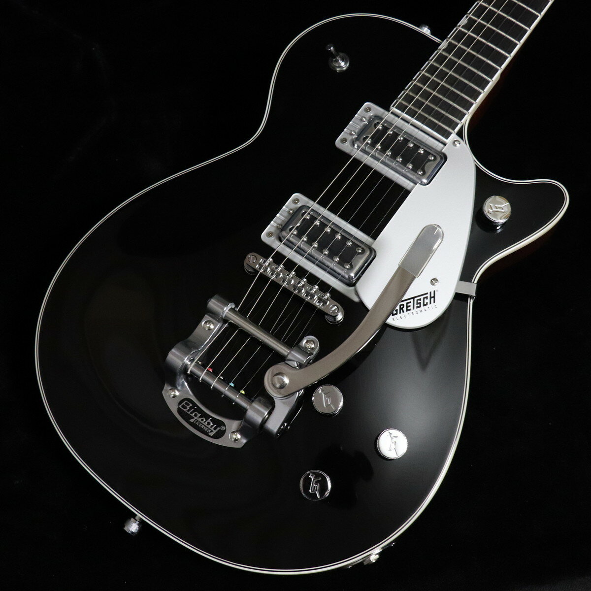 シングル・カッタウェイのJetがリニューアルして登場しました！エレクトロマティック・コレクションより、チャンバード・ボディ構造を用いたシングル・カッタウェイのJetがリニューアルして登場しました。G5230T Electromatic Jet FT Single-Cut with Bigsbyはアーチド・メイプル・トップ/マホガニー・バックで、フィンガーボードはブラック・ウォルナット、ネック材にもマホガニーを採用したセットネック・ジョイントです。ピックアップは、ブラックトップ・フィルタートロンを搭載し、マスター・ヴォリューム、各ピックアップ・ヴォリューム、マスター・トーンのレイアウトです。加えて、ヴォリュームを絞った際にもフル・ヴォリュームと変わらないトーンを実現するトレブル・ブリード・サーキットを内蔵しています。ブリッジ下のベースを介さずアジャストマティック・ブリッジをダイレクト・マウントしていますので、激しい演奏でもブリッジがズレることはありません。マシンヘッドやGアロー・コントロール・ノブなどのハードウェアはクロームで統一され、ビグスビー・ライセンスドB50ヴィブラート・テイルピースを搭載しています。エアライン・シルバー、ブラック、ファイアーバード・レッドの3カラーをラインナップしています。 ■重量：3.73kg■JAN：0885978906765■保証：2年 ※こちらの商品は現物1点限りを、店頭展示を含め複数のモールに同時掲載しております。 売却に伴う商品情報の削除は迅速を心掛けておりますが、必ずしもリアルタイムではございません。 ご注文後に万一売り切れとなっておりました際は、誠に申し訳ございませんがご容赦くださいませ。 製品仕様 ModelG5230T Electromatic Jet FT Single-Cut with Bigsby BlackBody MaterialChambered Mahogany Body with Arched Maple TopBody ShapeJetBody FinishGlossNeck MaterialMahoganyNeck ShapeThin "U"Scale Length24.6" &#40;625mm&#41;Fingerboard Radius12" &#40;305mm&#41;Number of Frets22Fret SizeMedium JumboString NutSynthetic BoneNut Width1.6875" &#40;43mm&#41;Neck FinishGlossFingerboardBlack WalnutPosition InlaysPearloid Neo-Classic ThumbnailBridge PickupBlacktop Filter&#39;TronNeck PickupBlacktop Filter&#39;TronControlsVolume 1. &#40;Neck Pickup&#41;，Volume 2. &#40;Bridge Pickup&#41;，Master VolumePickup Switching3-Position Toggle: Position 1. Bridge Pickup，Position 2. Bridge And Neck Pickups，Position 3. Neck PickupBridgeAnchored Adjusto-MaticTuning MachinesDiecast with small ButtonPickguardSilver Plexi with Black Gretsch Logo&#40;Black，Firebird Red&#41;，Black Plexi with Silver Gretsch Logo&#40;Airline Silver&#41;Control KnobsG-ArrowColorsAirline Silver，Black，Firebird RedStringsNPS