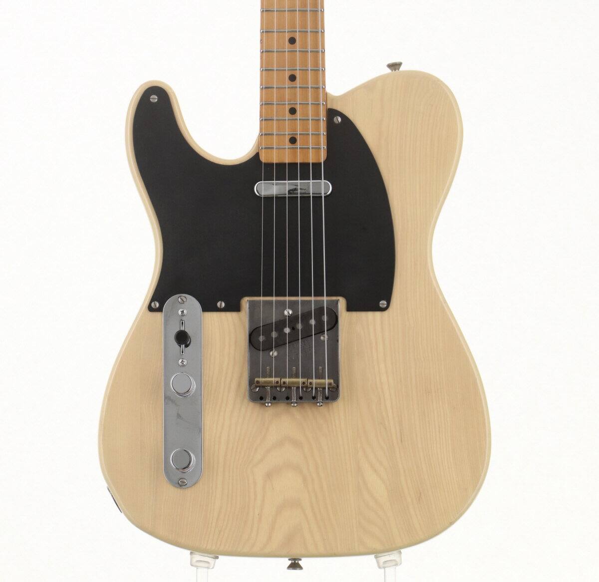 マイナスネジ仕様の1952年リイシューモデル、JVシリアルTL52-70LHの中古が入荷しました！各所にマイナスのビスを使用するなどパーツ面にも52年のスペックが採用されておりディテールにも拘った1本です。 ナットにヒビ、指板塗装剥がれ、ネックポケット〜フロントPU部分木部割れあります。1弦ホーン部分にストラップピン移設跡あります。ネックジョイント塗装クラック、打痕や塗装剥げ、金属パーツくすみなど全体的にダメージある個体です。入荷後クリーニング・全体調整、フレットすりあわせ調整済みです。 ※中古品につき、傷・打痕等、写真に写りにくい部分や記載以外の傷があります。予めご了承くださいませ。 ※トラスロッド、フレット残り、弦高等の記載がある場合は当社スタッフがセットアップ時に計測したものであり、 気候、湿度等、環境の違いによる影響等で、変化が起こります。数値は購入時の参考としてご利用いただく事を想定しており、 お手元に届いた際に同数値である事をお約束するものではございません。 ※こちらの商品は現物1点限りを、店頭展示を含め複数のモールに同時掲載しております。 売却に伴う商品情報の削除は迅速を心掛けておりますが、必ずしもリアルタイムではございません。 ご注文後に万一売り切れとなっておりました際は、誠に申し訳ございませんがご容赦くださいませ。 製品仕様 商品ランクB：かなり、傷＆使用感はあるが、通常使用する用途において問題なし保証期間12ヶ月シリアルナンバーMIJ JV91520製造国日本ケースソフトケース重量3.26kgトラスロッド【問題なし】ロッド左右60度まで確認済みにて問題なしフレット残り【問題なし】充分なフレット高さあり弦高低音弦側12フレット上 2.0mm弦高高音弦側12フレット上 1.5mmナット幅42.5mmネック厚1フレット付近21.2mmネック厚12フレット付近23.3mmスケール648mm &#40;25.5"&#41;RADIUS184mm &#40;7.25"&#41;セットアップ時の弦.010-.046 setリペア・メンテナンス箇所クリーニング・弦交換・ロッド調整・オクターブ調整・弦高調整・すり合わせ