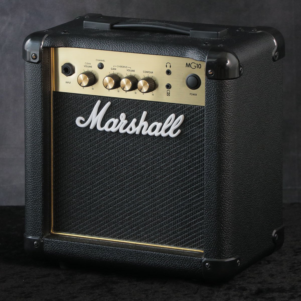 MARSHALL MG Gold Series MG10G MG10 シンプルながらもパワフルなサウンドのMG10は自宅練習に最適です。 2チャンネル（クリーン・オーバードライブ）とコンツァーコントロールのシンプルな組み合わせで、幅広いサウンドメイクが可能。 ヘッドフォンでの練習から6.5”スピーカーからのラウドなサウンドまで、様々な方法でお楽しみいただけます。 ■商品ランク:B+：多少傷はあるが通常使用する用途において問題なし ■保証:1ヵ月 ■シリアルナンバー:V0125544J ■ケース:箱 ■説明書:有り ■他付属品:無し ■備考：その他付属品は画像に写っているもののみとなります。 ----------------------------- ▼必ずお読み下さい ※こちらの商品は現物1点限りでございます。 ※店頭及び、複数のモールに掲載されているため、販売状況・在庫状況にはタイムラグがあり、リアルタイムではございません。 その為、ご注文時に既に売却済となっている可能性がございます。誠に申し訳ございませんが、予めご了承下さいませ。